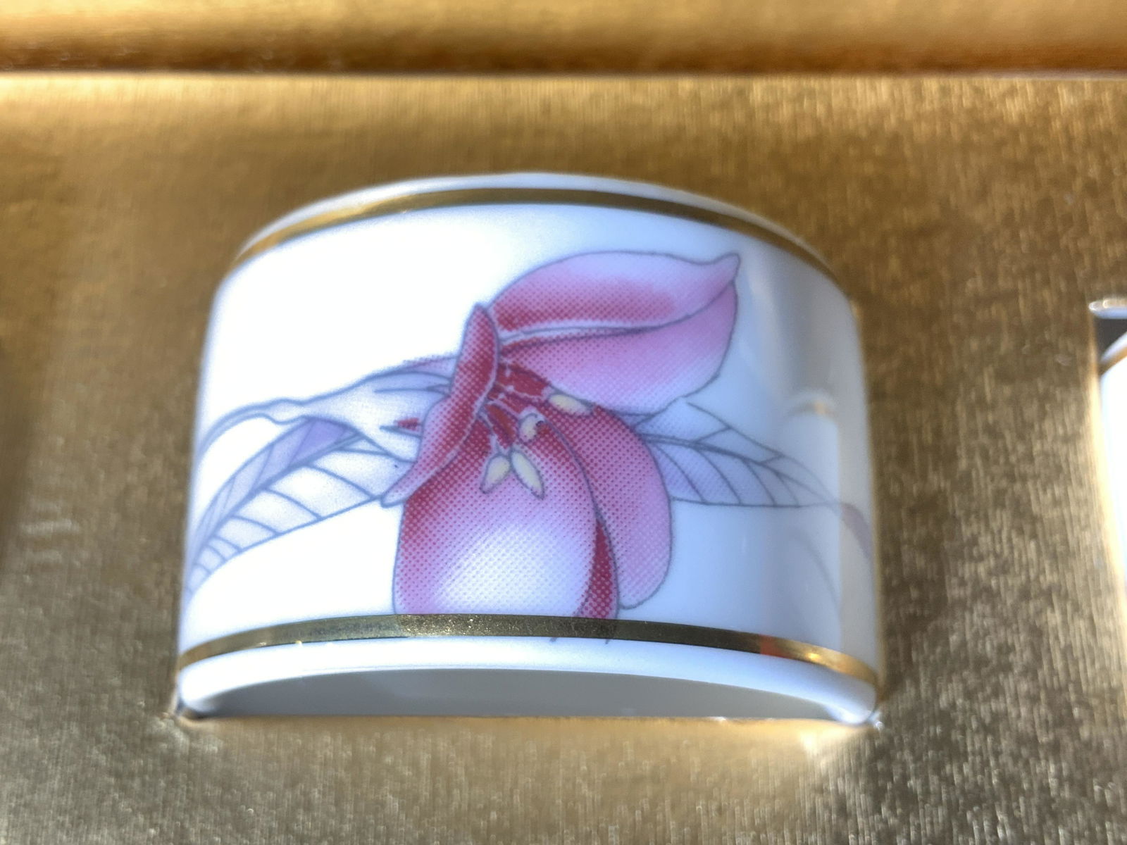 Org Boxed Set 8 Porcelain MIKASA Napkin Rings: Fine bone China hand painted napkin rings, signed MIKASA fx029, Gilt rims and pink flower decor. Comes in presentation boxes ( 2 boxes set of 4). 1 in wide, 1.25 in diameter. Property of Upper East Si