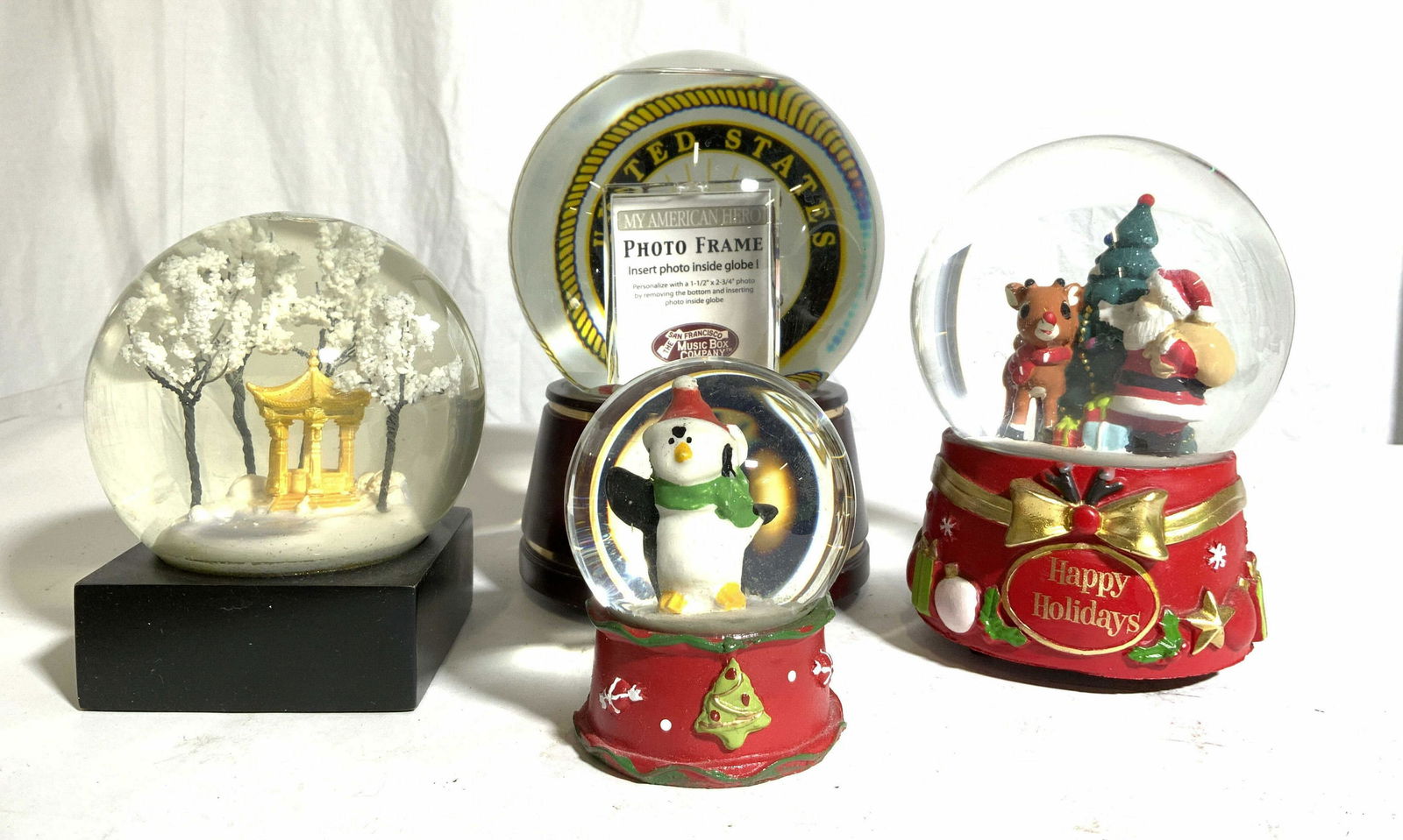 Lot 4 Assorted Snow Globes (1 of 8)