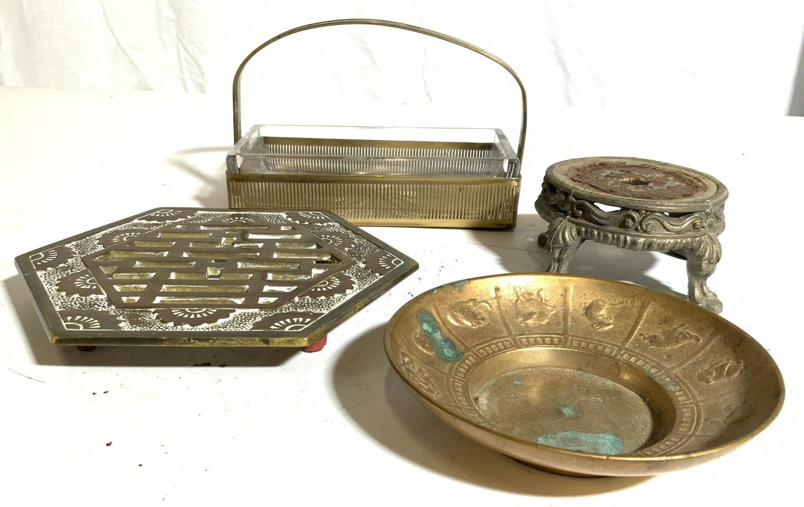 Lot 4 Vintage Brass Tabletop Accessories (1 of 8)