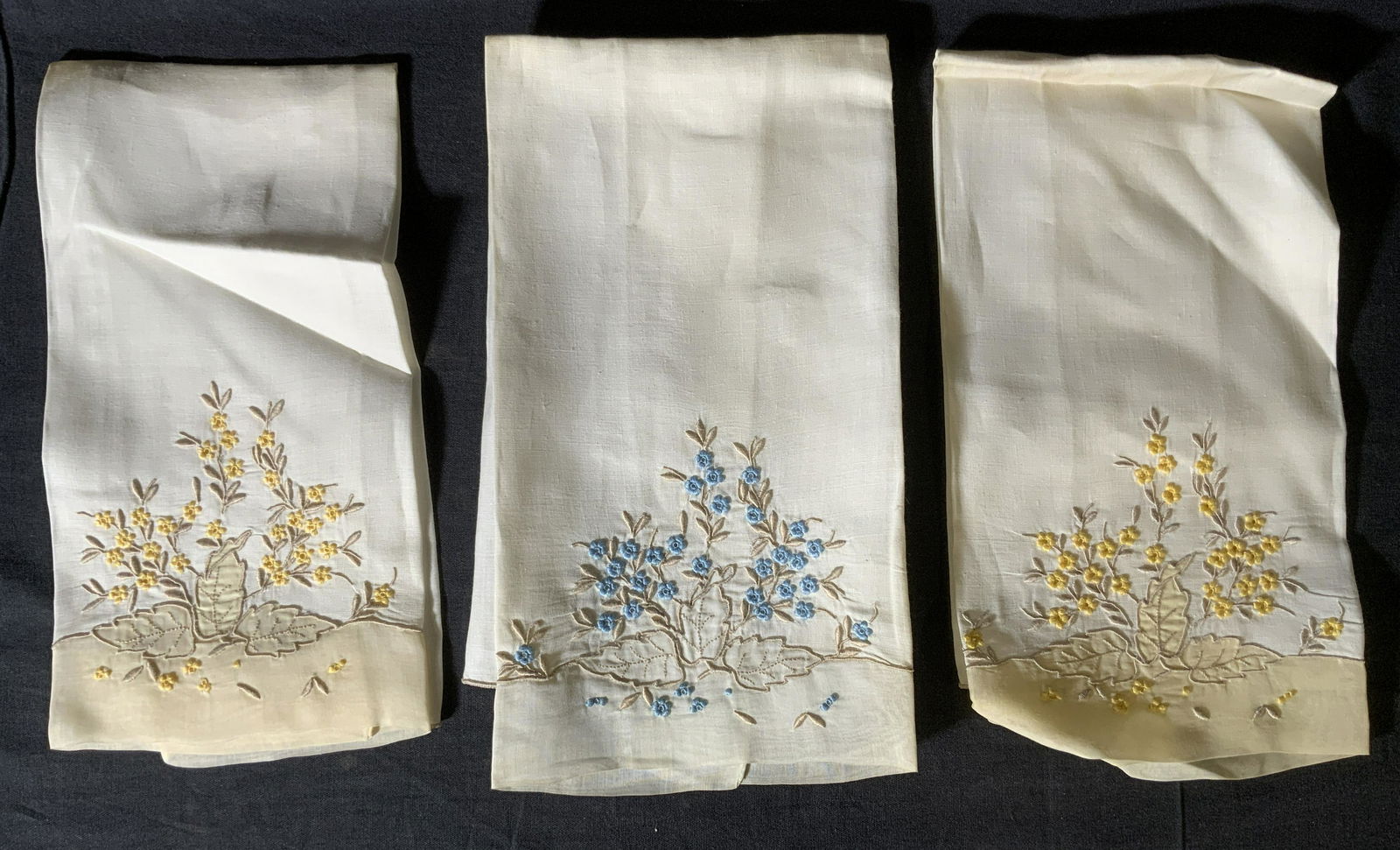 Lot 3 Vintage Embroidered Tea Towels (1 of 7)