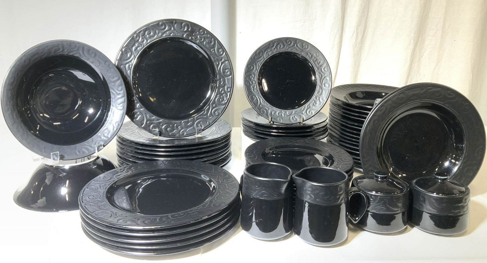 International Florence Black Dinner ware Set 50 (1 of 7)