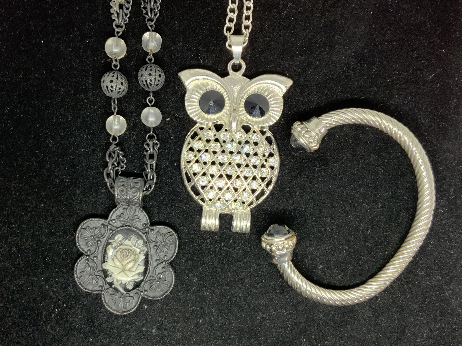 Lot 3 Jewelry, Bracelet and necklaces (1 of 10)