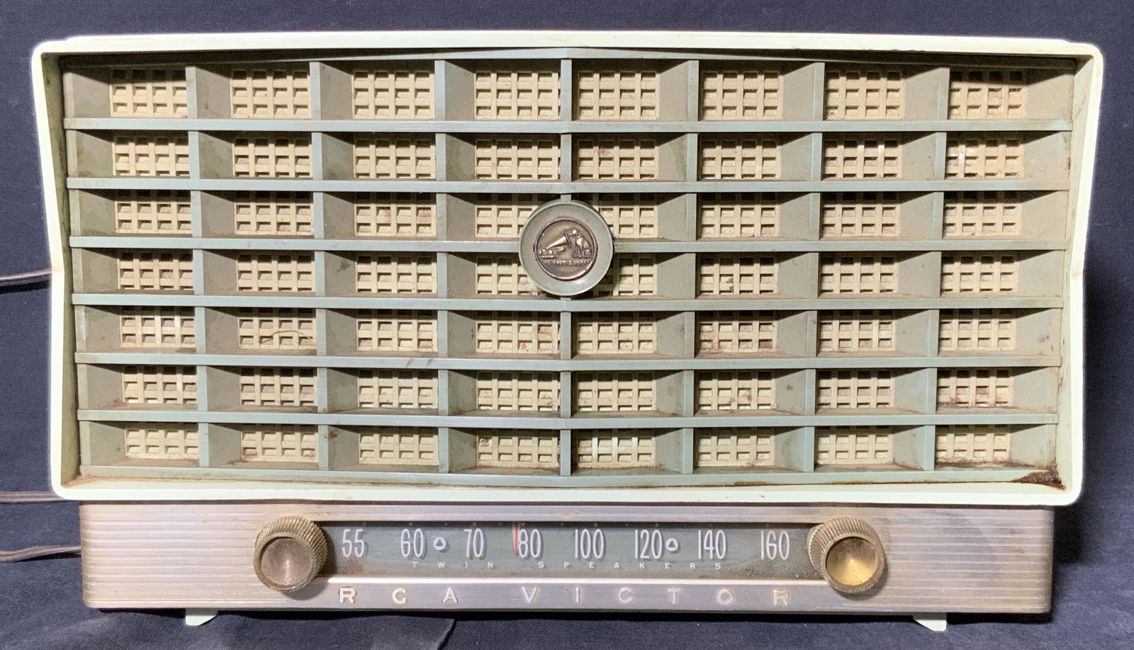 Collectible Vintage RCA VICTOR Tube Radio (1 of 10)