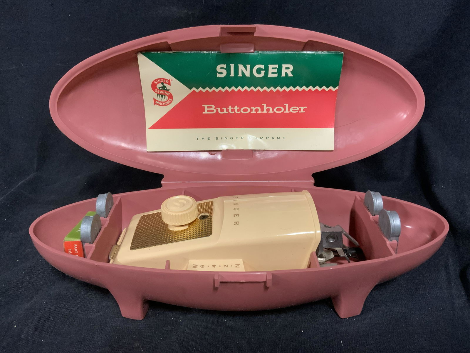 Vintage SINGER SEWING MACHINES Buttonholder (1 of 6)