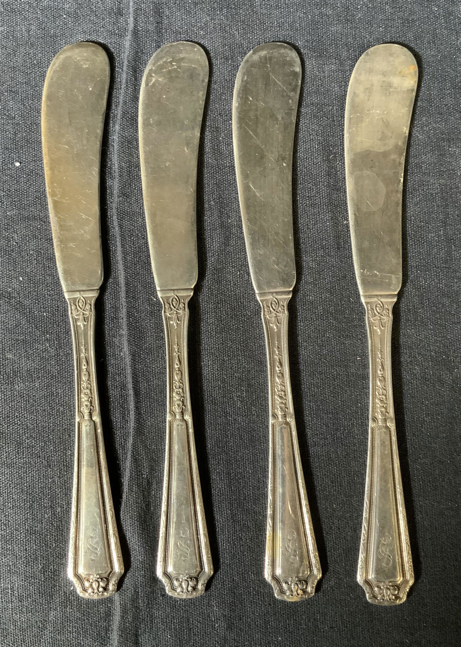 Lot 4 TOWLE Sterling Silver Butter Knives (1 of 4)