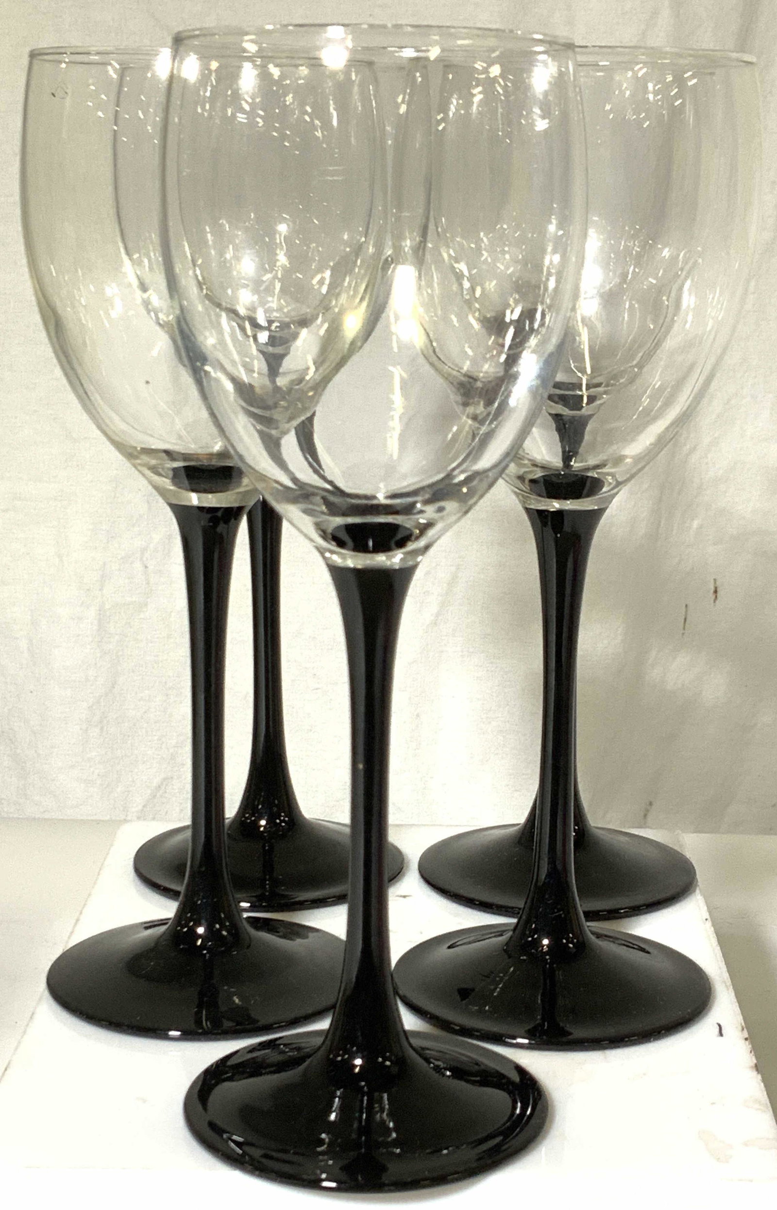 Luminarc France Art Deco Crystal Wine Glasses 5: 7.5 in ht. Clear crystal goblet and black stem and base. Underside is marked Luminarc and France. French Crystal Glasses, French Wine Glasses, Art Deco Style Stemware, Collectible French Luminarc Crys