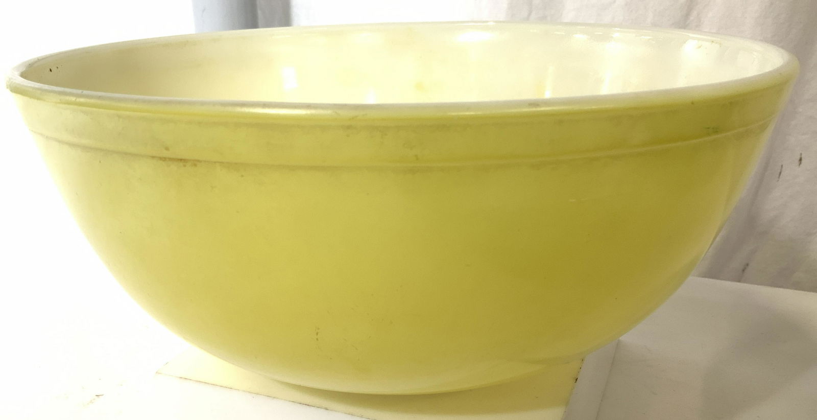 Large Yellow PYREX Mixing Bowl 4 QT, Vntg (1 of 5)