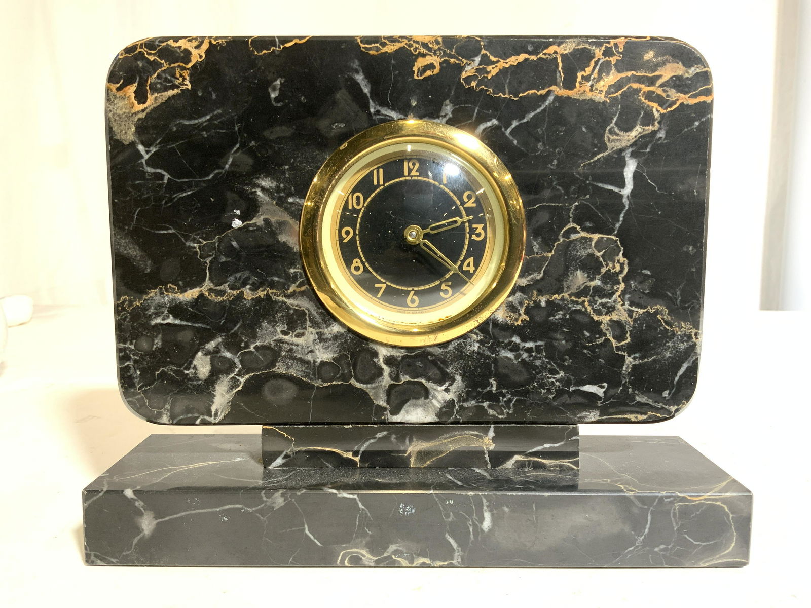 Vintage ONYX TROPHY CO Tabletop Clock (1 of 10)