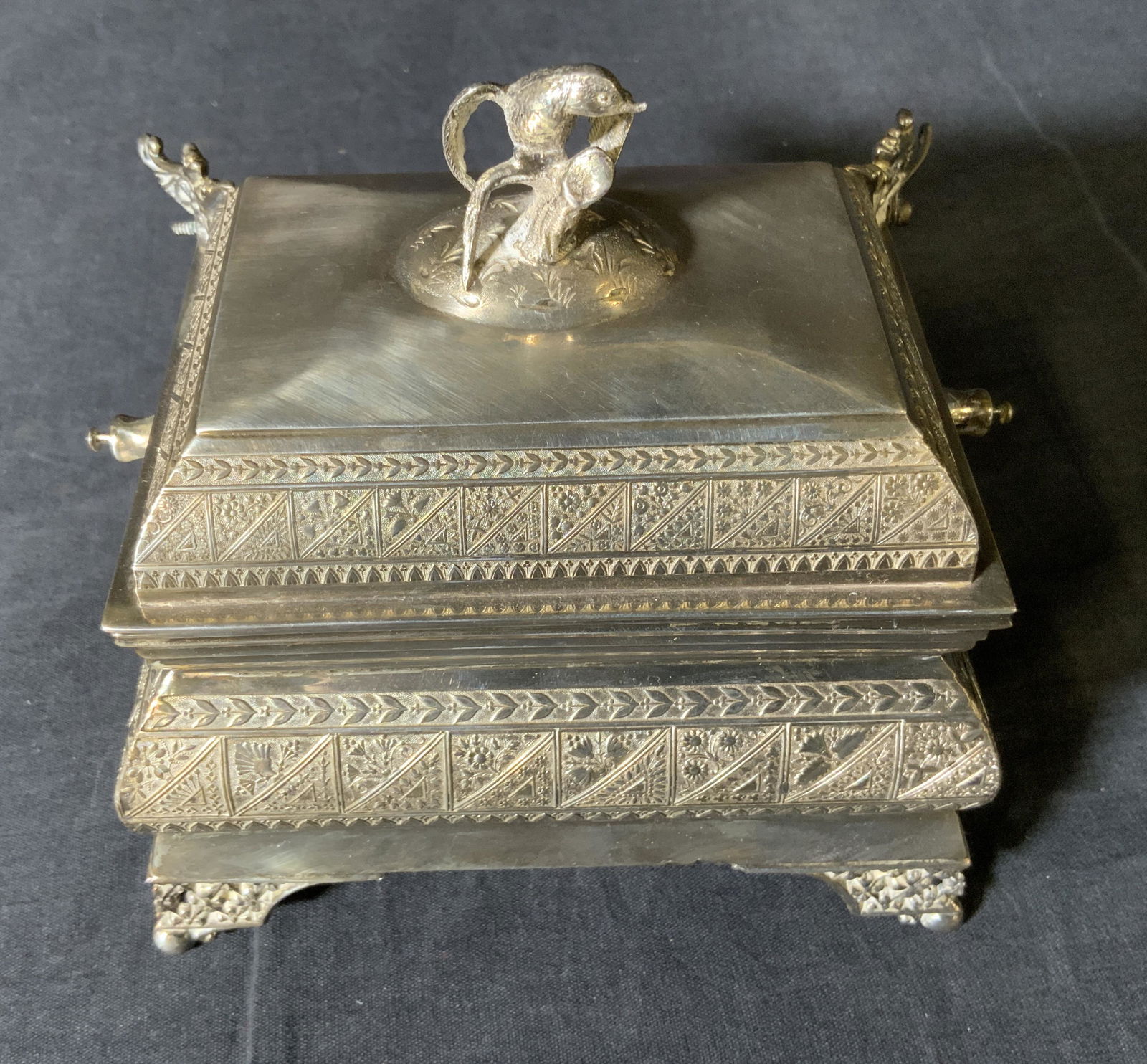 Vintage MIDDLETOWN Silver Plated Sweetmeat Box (1 of 9)
