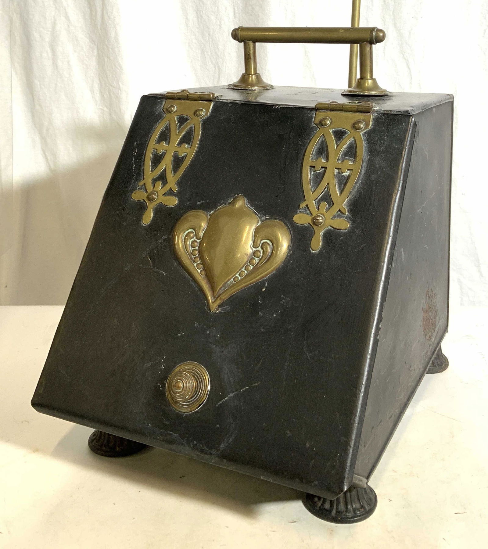 Antique Iron & Brass Coal Scuttle W Scoop (1 of 12)