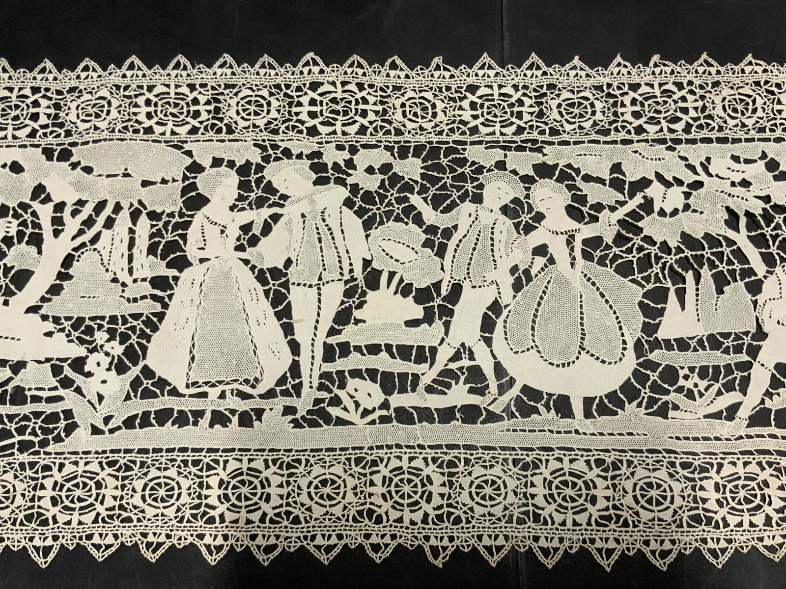 Vintage Lace Table Runner (1 of 9)