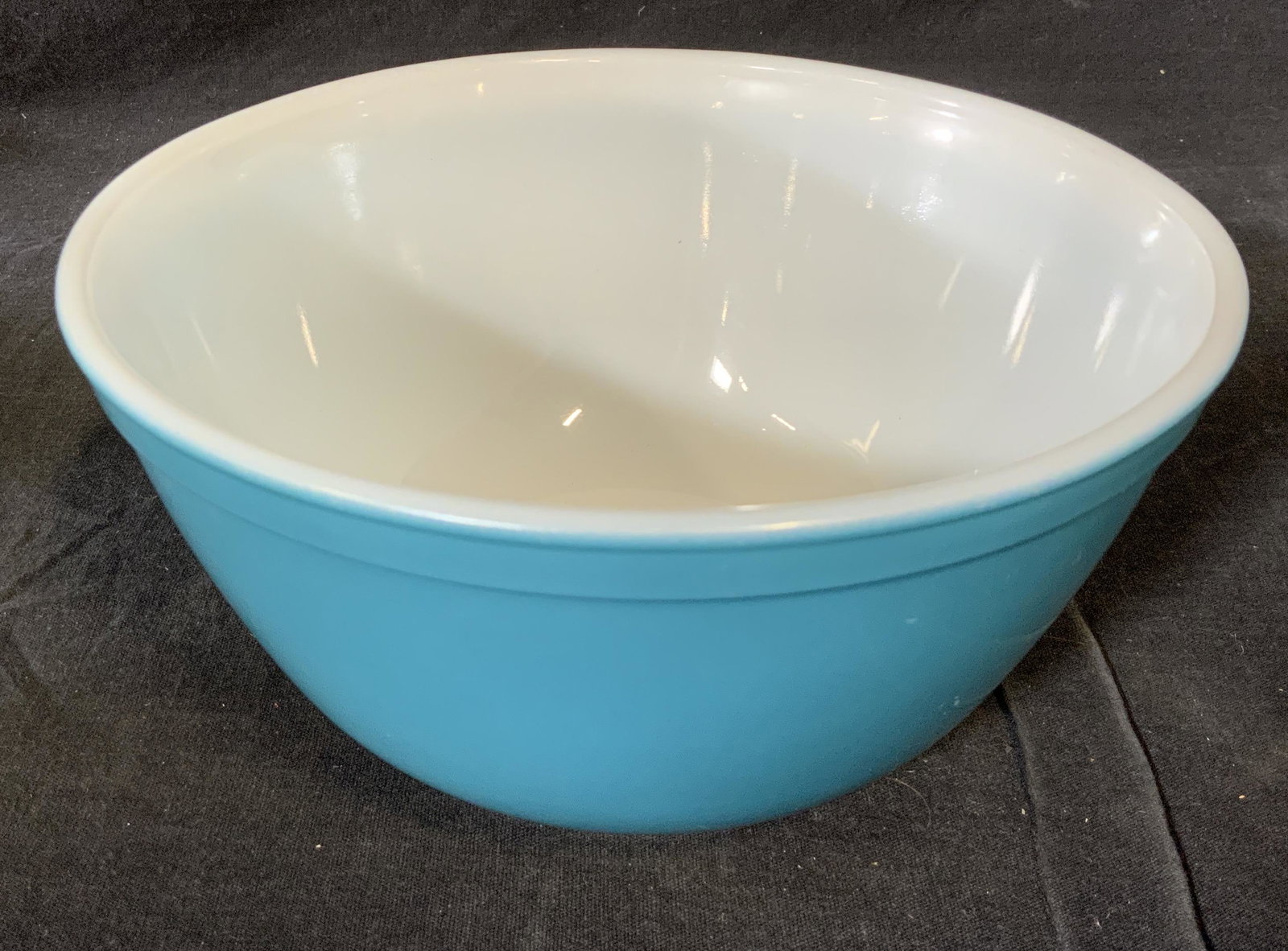 Blue & White Pyrex Bowl: Blue and white Pyrex bowl, label to underside reads ‘402 1 1/2 QT Trade Mark 29 Pyrex, Made in USA Ovenware’, blue exterior with white interior, measures 3.75 inches tall and 7.25 inches in diamet