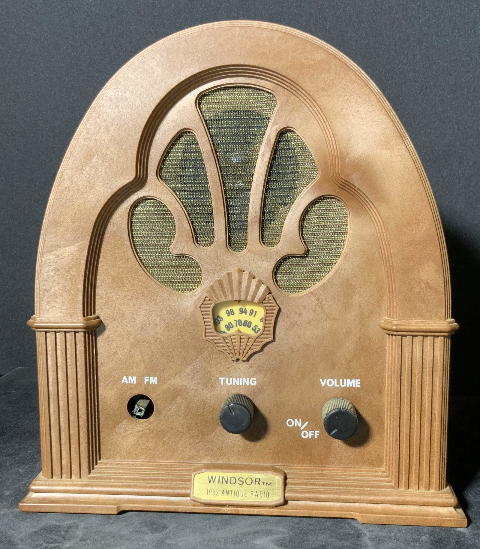 Vintage WINDSOR Model 2136 Cathedral Style Radio (1 of 10)