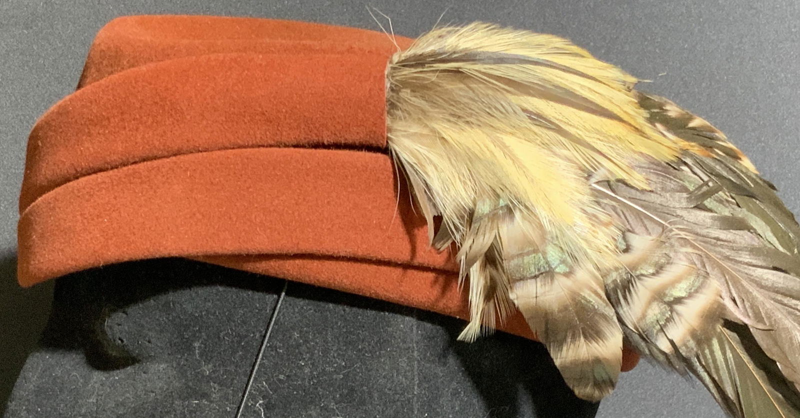 Vntg MR. JOHN CLASSIC Pill Box Feathered Felt Hat (1 of 10)