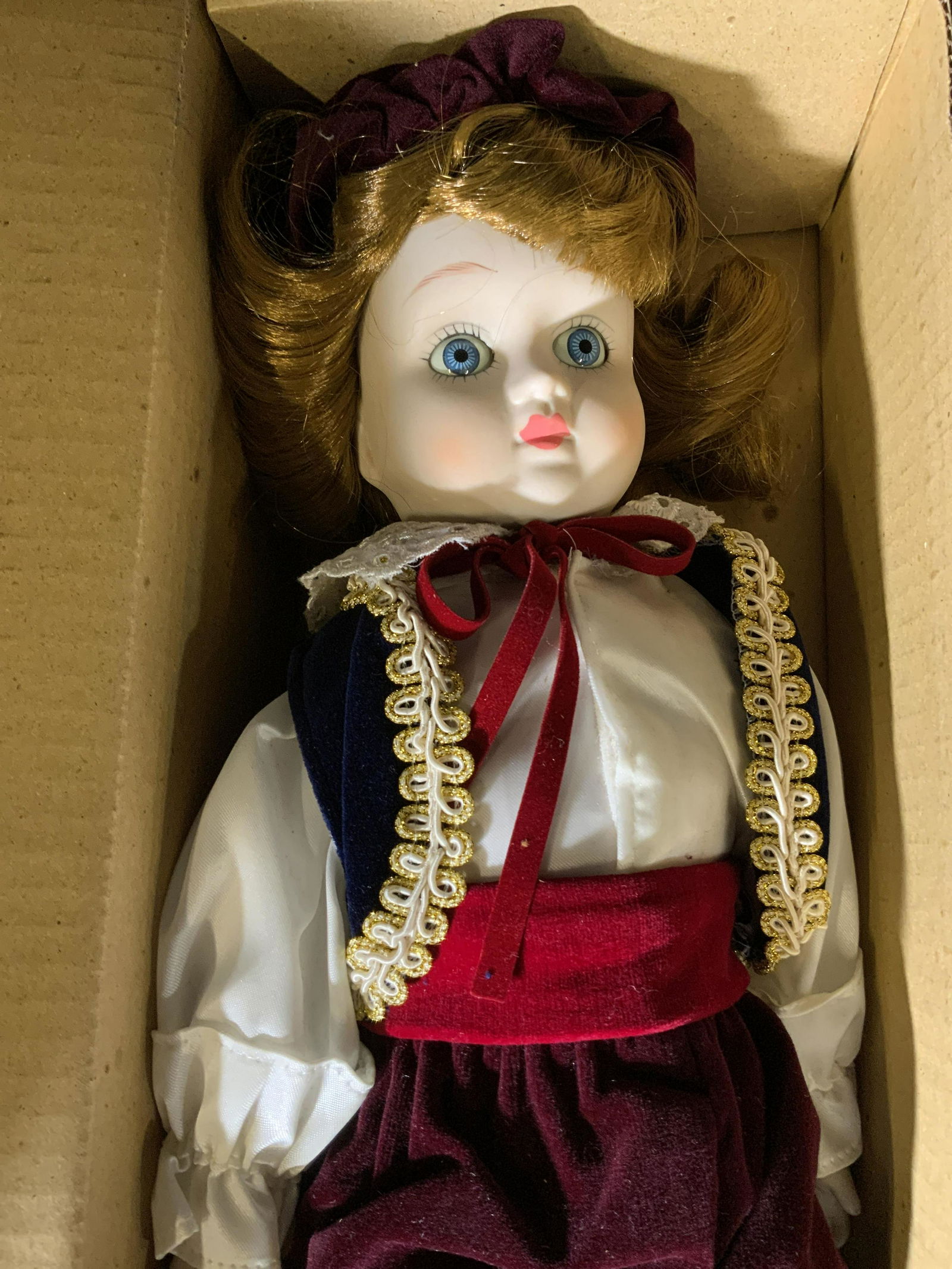 Lot 2 Vintage Porcelain Dolls (1 of 6)