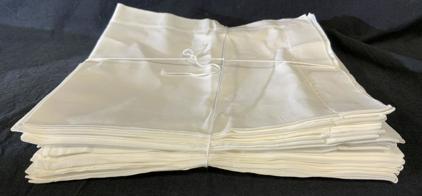 Lot 12 Linen Napkins (1 of 5)