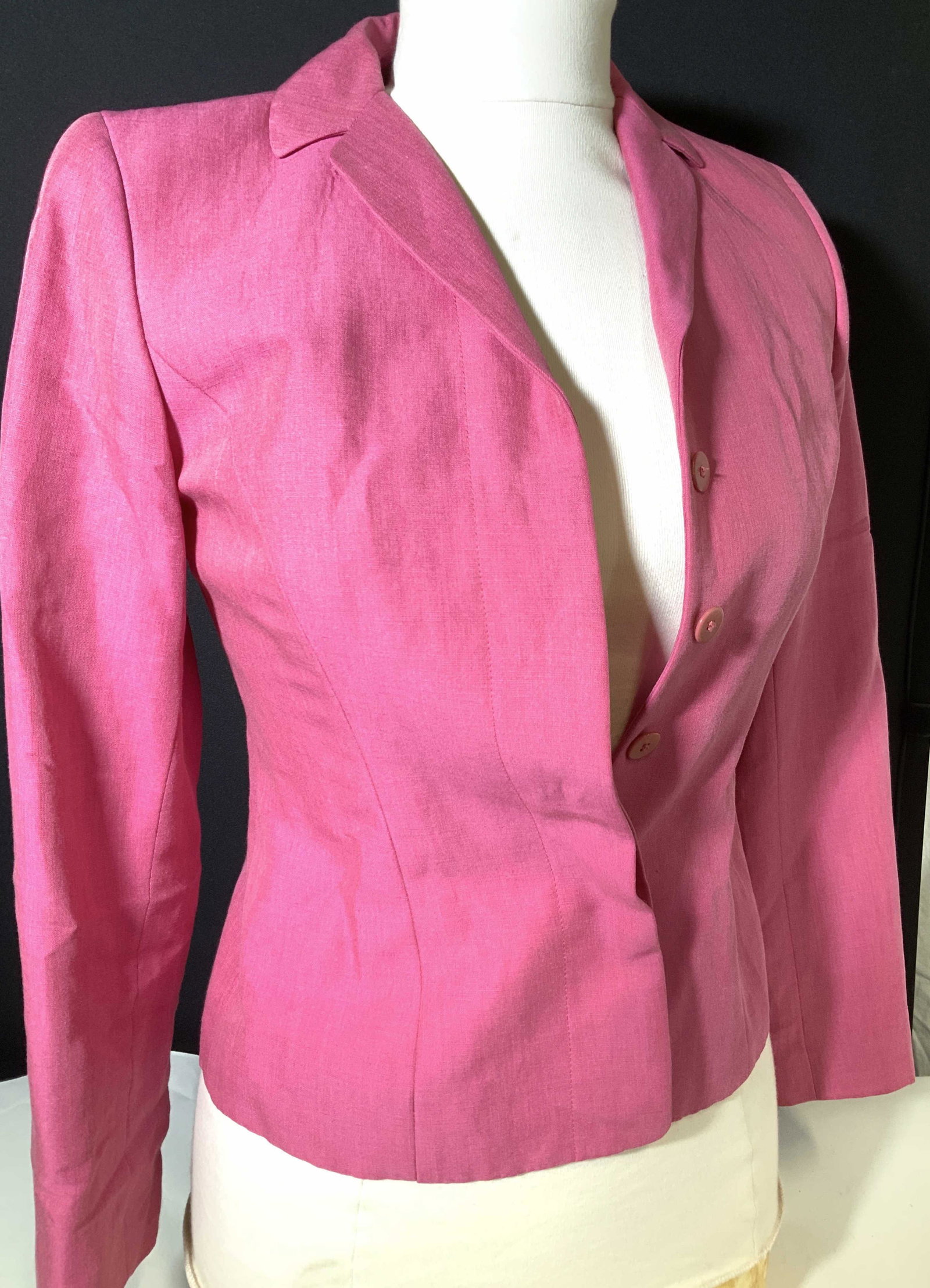 ANN TAYLOR LINEN AND RAYON BLAZER: Pink Ann Taylor Blazer, sz 2P , 55% Linen, 45% Rayon, lined, imported fabric , sewn in shoulder pads. Signed designer label. Ann Taylor Pink linen blazer, summer wear, ladies wearables, Signed Designe