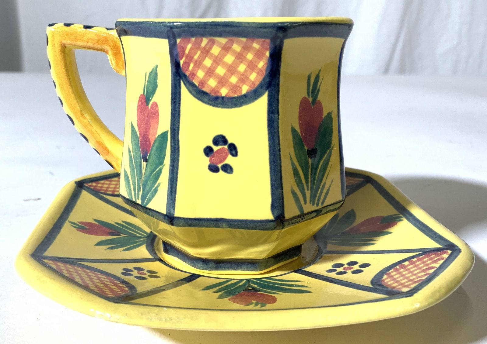 Lot 2 HB QUIMPER FRANCE Teacup & Saucers (1 of 8)
