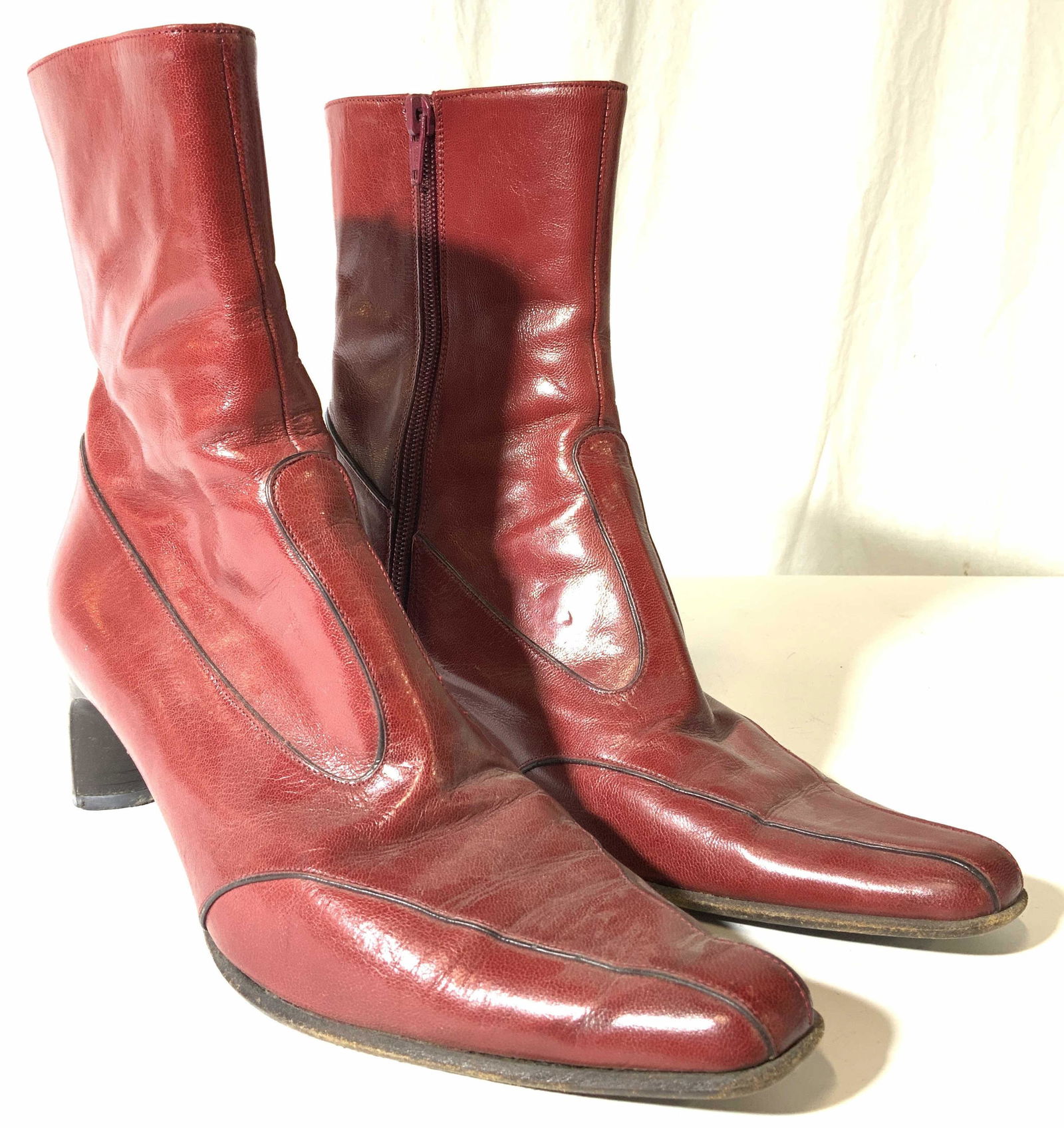 ANNE KLEIN Italian Leather Women’s Boots 8.5: Underside of each boot is inscribed ANNE KLEIN MADE IN ITALY. Each boot is red toned. Each have 2.5 inch wooden heels. Medial area of boot has zippers. Anne Klein, Anne Klein boots, red boots, footwea
