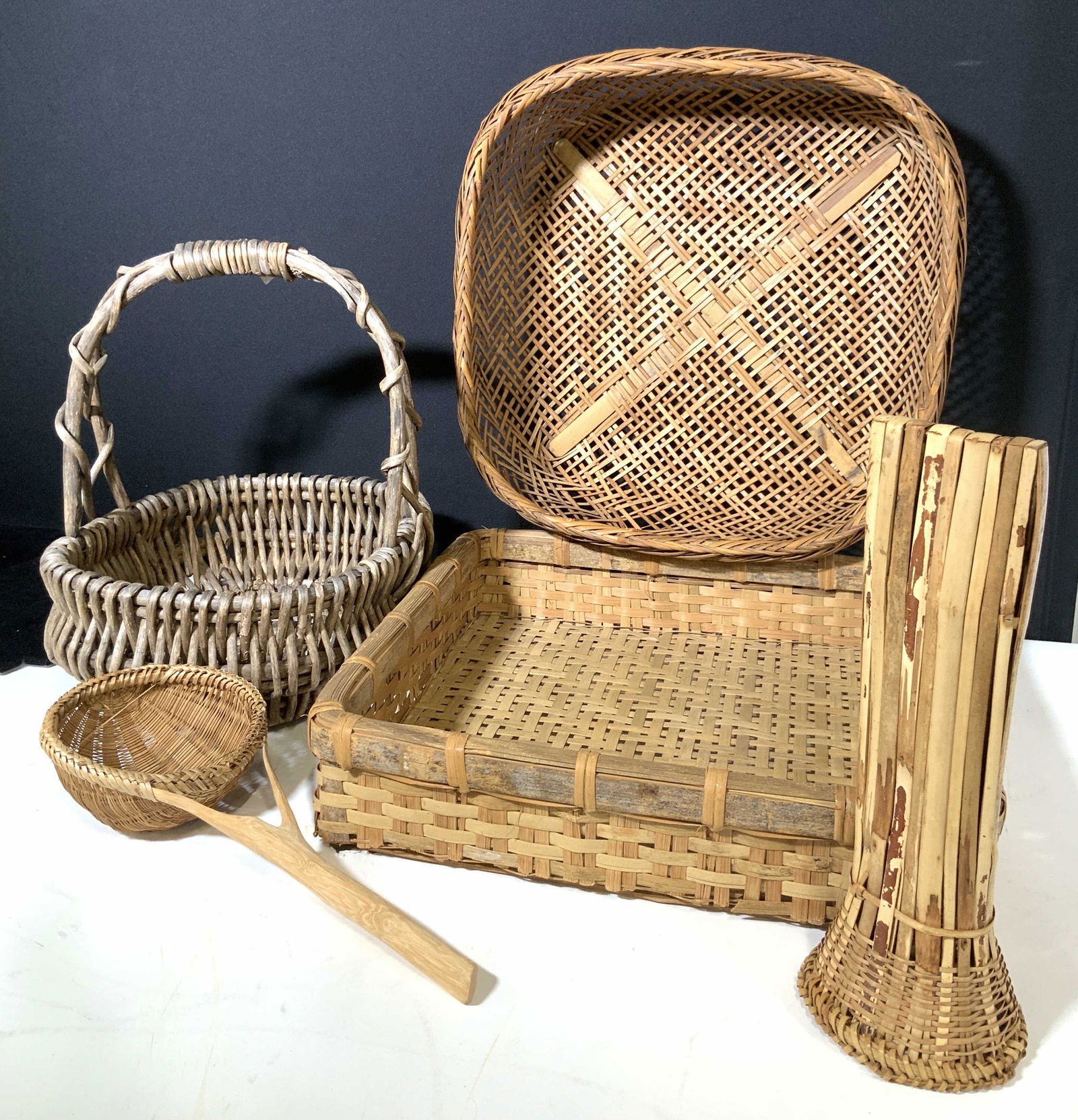 Lot 5 Wicker Baskets & Accessories (1 of 6)