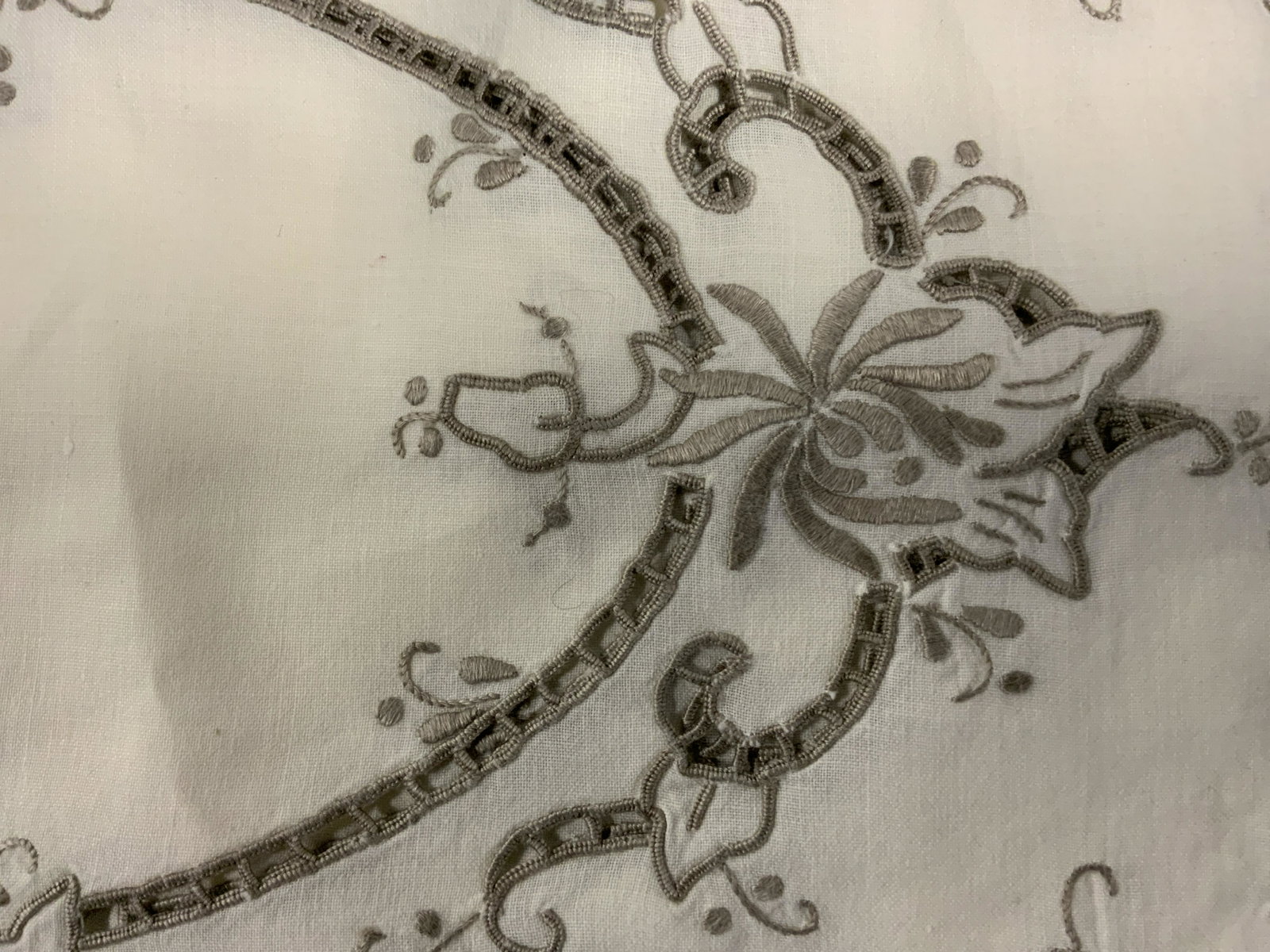 Lot 14 Vintage Placemats & Napkins: Lot 14 Vintage Placemats & Napkins, no apparent inscriptions or labels, napkins measure 16 1/8 x 15 5/8 inches, placemats measure 10 7/8 x 16 inches, loose threads and stains to fabric, Vintage linens
