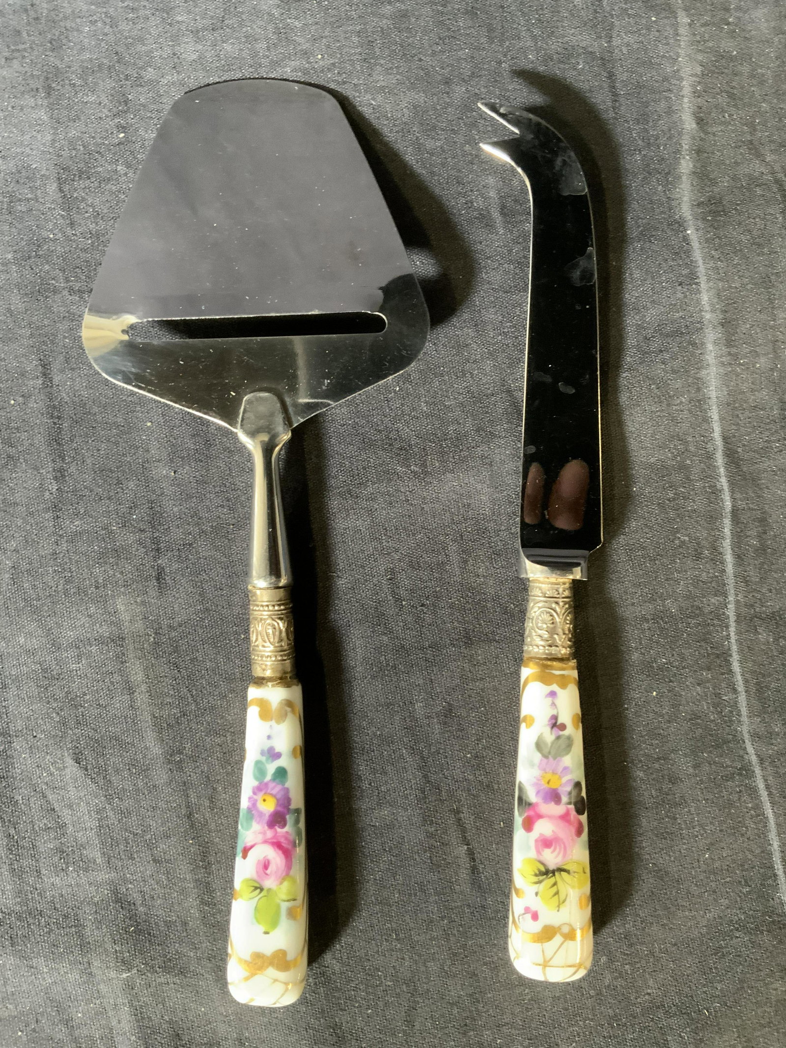 Set 2 KARLSSON & NILSSON Cheese Knife & Plane: Set 2 KARLSSON & NILSSON Cheese Knife & Plane, inscriptions read ‘KARLSSON & Nilsson Sweden Stainless 18/8’, plane measures 8 1/8 x 3 inches, knife measures 7 1/2 inches long, surface wear to piec