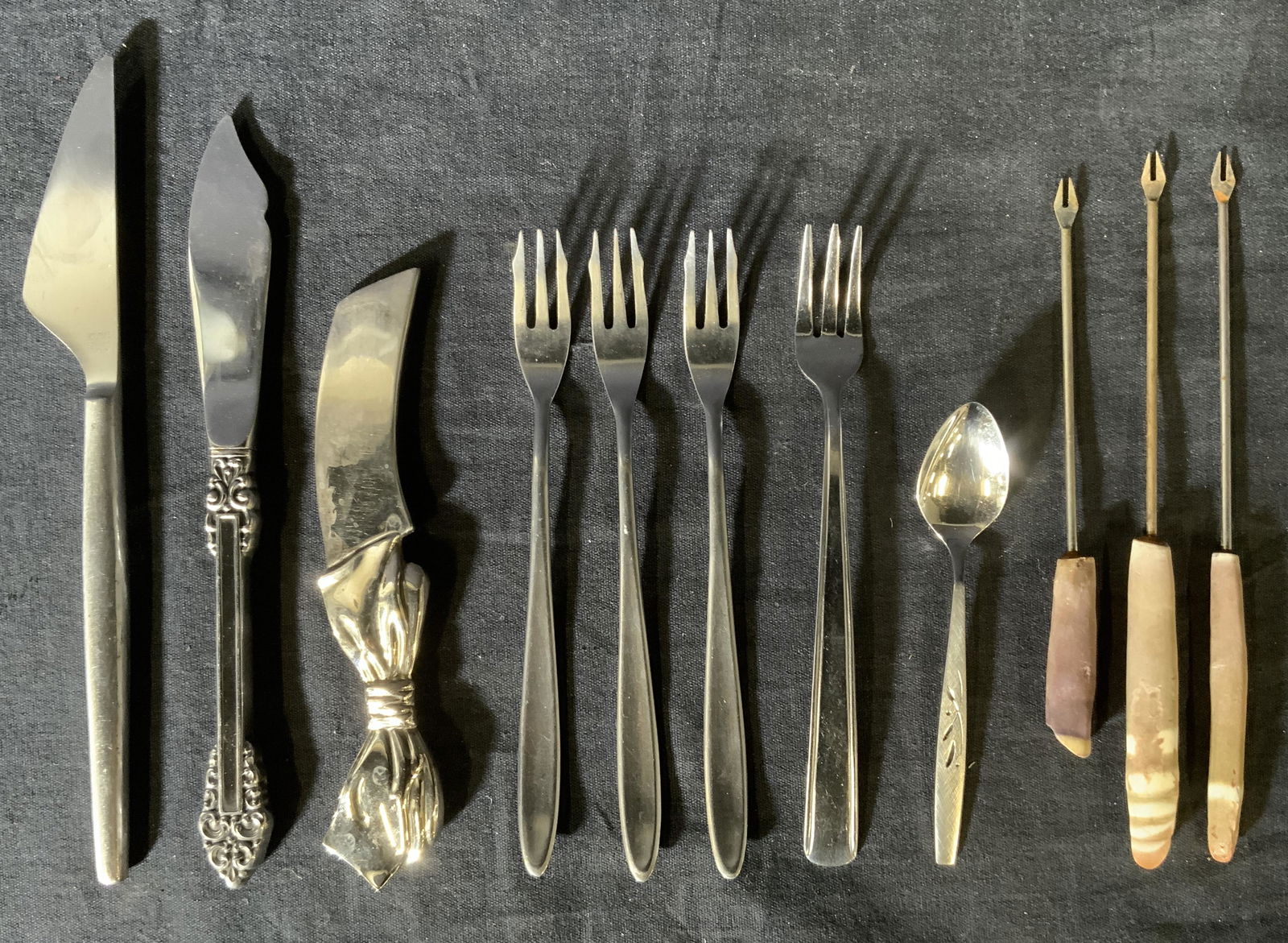 Lot 11 Forks, Lobster Picks, Knives: Lot 11 Forks, Lobster Picks, Knives, inscriptions read ‘Supreme Gallery Stainless Japan’, ‘KALMAR Stainless Italy’, ‘Oneida Stainless’, ‘Godinger’, ‘CG Stainless Japan’, smallest p