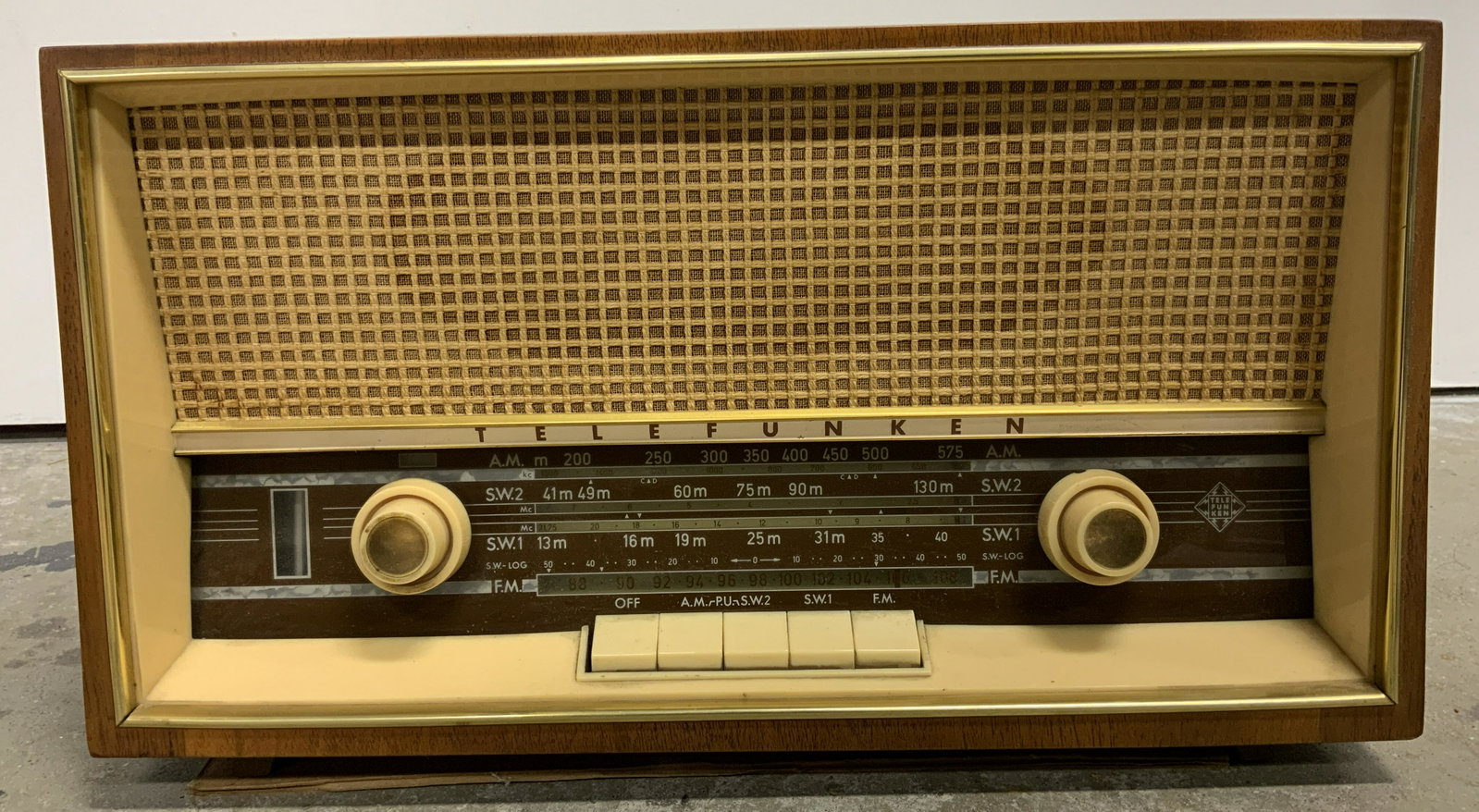 1962 TELEFUNKEN 5261W Radio: 1962 TELEFUNKEN 5261W Radio, inscriptions read ‘Telefunken Superheterodyne Jubilate de Luxe 5261W Made in West Germany’, measures 8 3/4 x 15 2/4 inches, some surface wear to radio, not tested for 