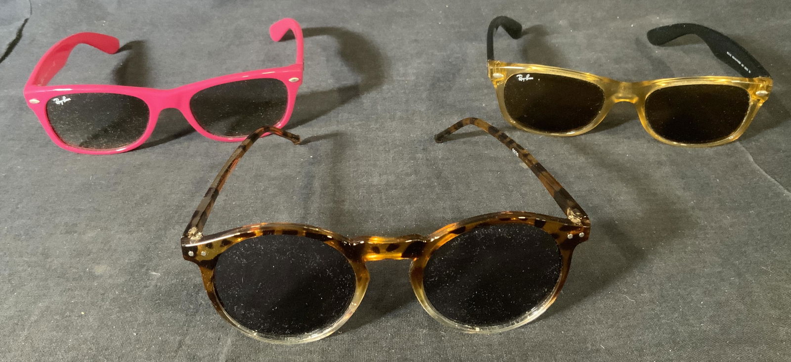 Lot 3 Sunglasses, RAYBAN & More: Lot 3 Sunglasses, RAYBAN & More, come in Ray Ban glasses cases, inscriptions read ‘Ray Ban New Wayfarer 945’, ‘New Wayfarer 758/32’, ‘UV400 protection’, surface wear to pieces, cracks to g