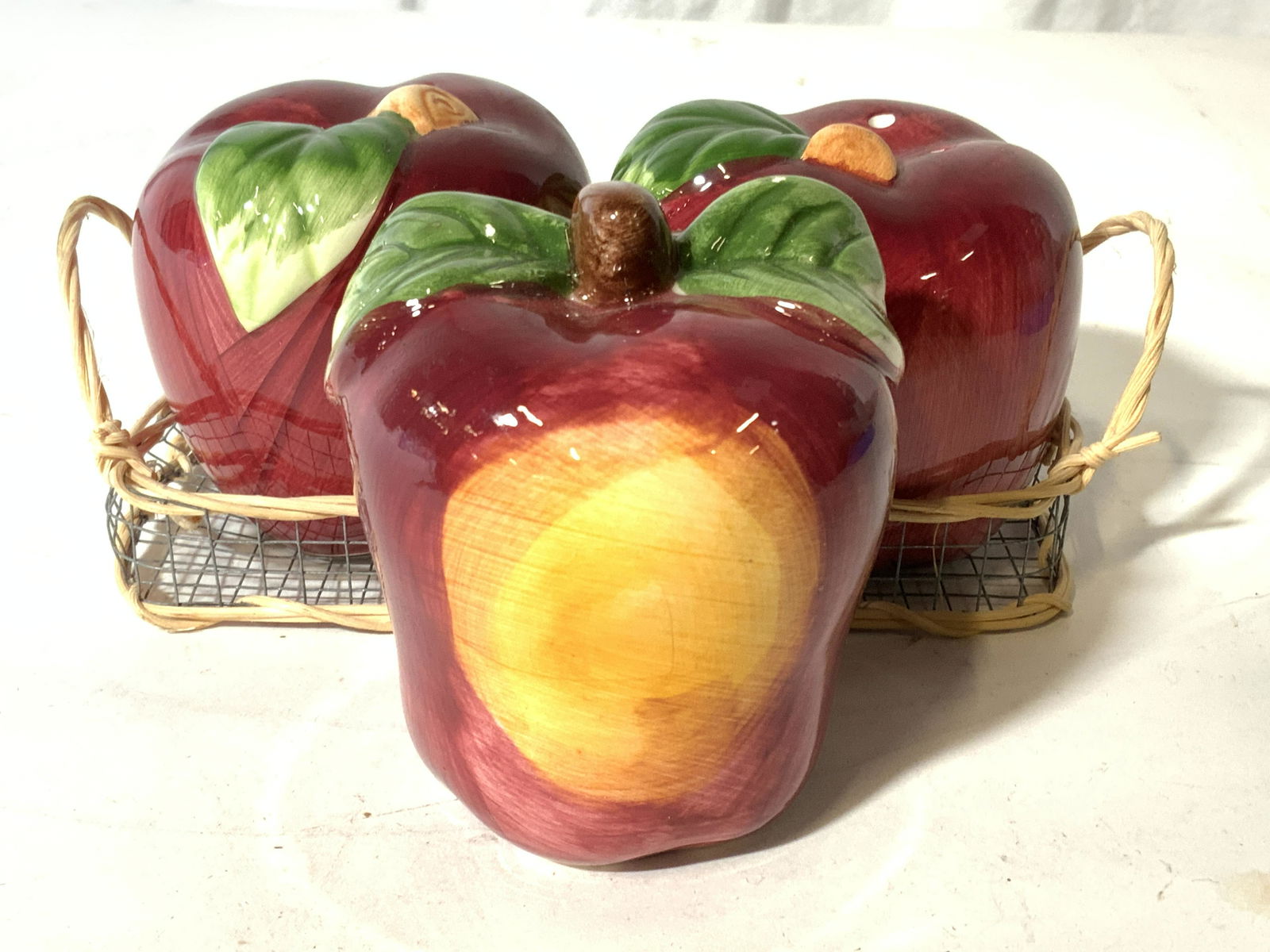 Lot 4 Porcelain Apple S&P Shakers W Basket (1 of 8)