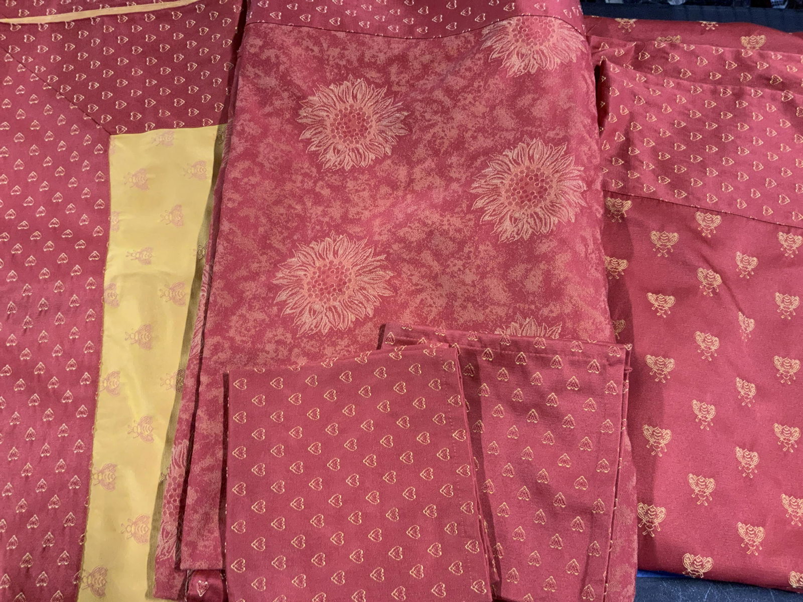 Lot 5 Cotton Blend Napkins & Tablecloths (1 of 12)