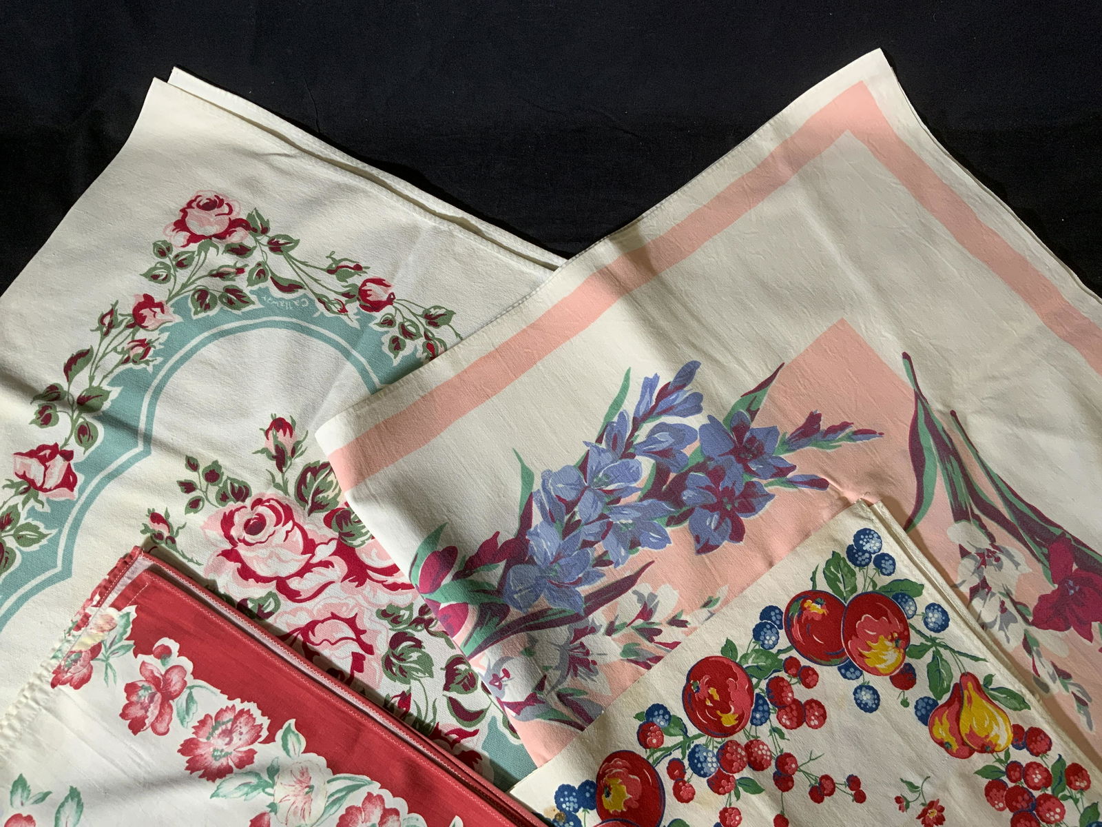 Lot 4 Tablecloths & Table Runners: Lot 4 Tablecloths & Table Runners, no apparent inscriptions or labels, pieces laundered and ironed, smallest table runner measures 15 1/4 x 29 7/8 inches, larger runner measures 18 x 36 1/8 inches, pi