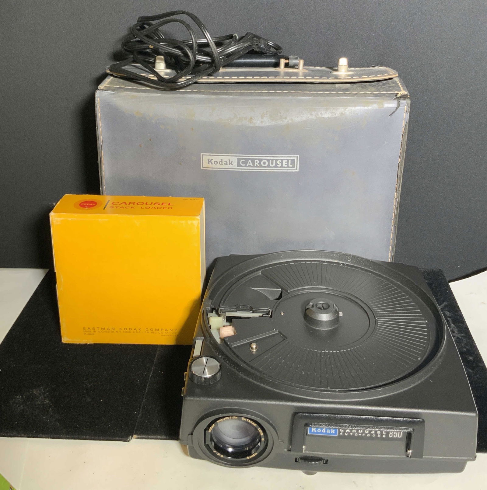 Vintage KODAK CAROUSEL Projector W/ Case (1 of 12)