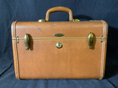 Vintage SAMSONITE Train Case: Vintage SAMSONITE Train Case, plaque reads ‘Shwayder Bros Inc SAMSONITE Denver Detroit’, measures 8 7/8 inches tall x 13 1/8 inches wide, surface wear to piece, key not included, Vintage, samsonit