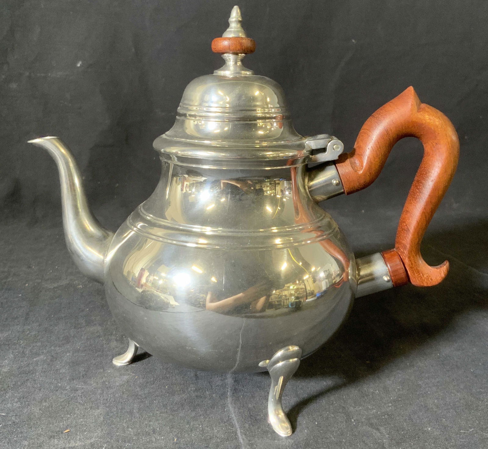 WILLIAMSBURG Pewter Teapot (1 of 7)