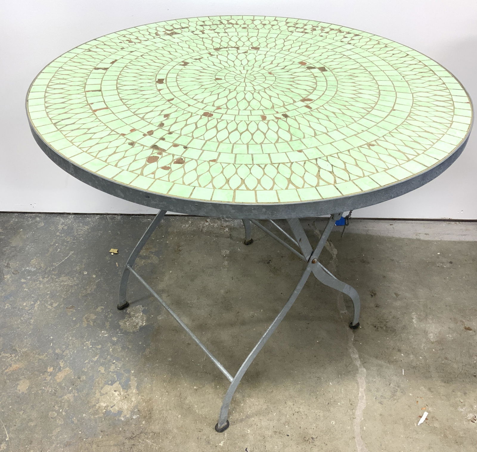 Outdoor Round Mosaic Tile Top Table (1 of 10)