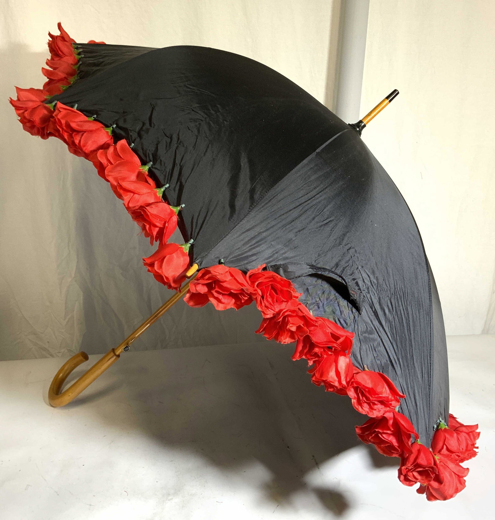 Hopeless Romantic Rose Rimmed Umbrella/ Parasol: Black umbrella 41 in wide when opened, Velcro closure,. Has stitched faux red roses on edge ( a few missing), wood J handle pinch to open, use for rain or sun or Up cycle roses for arts and crafts. Pr