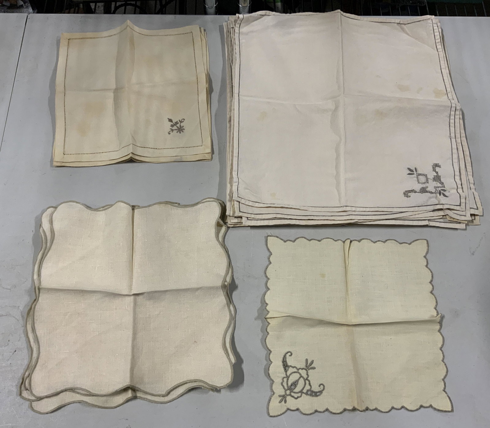 Lot 20 Vintage Napkins: Lot 20 Vintage Napkins, no apparent inscriptions or labels, smallest measures 9 1/2 x 9 3/8 inches, largest measures 14 1/4 x 13 1/2 inches, stains and loose threads to pieces, Napkins, vintage napkin