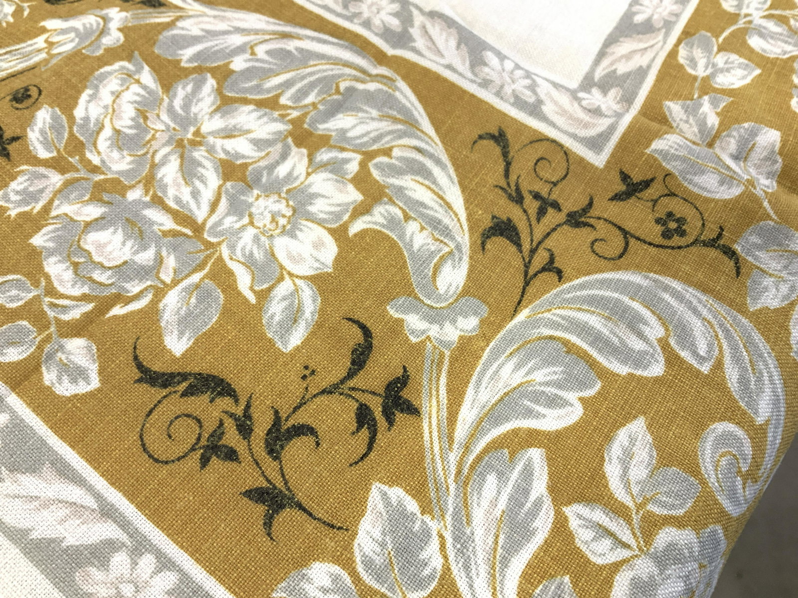 Lot 2 Vintage Linen Tablecloths , Belgium (1 of 8)