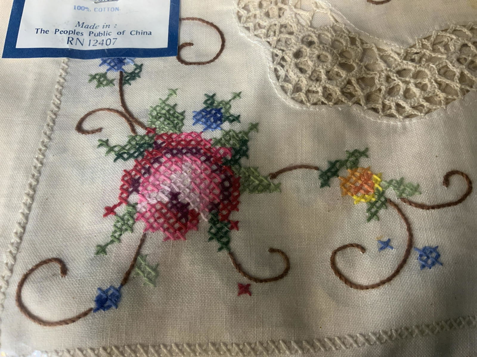 Elegant Embroidered Table Linen (1 of 5)