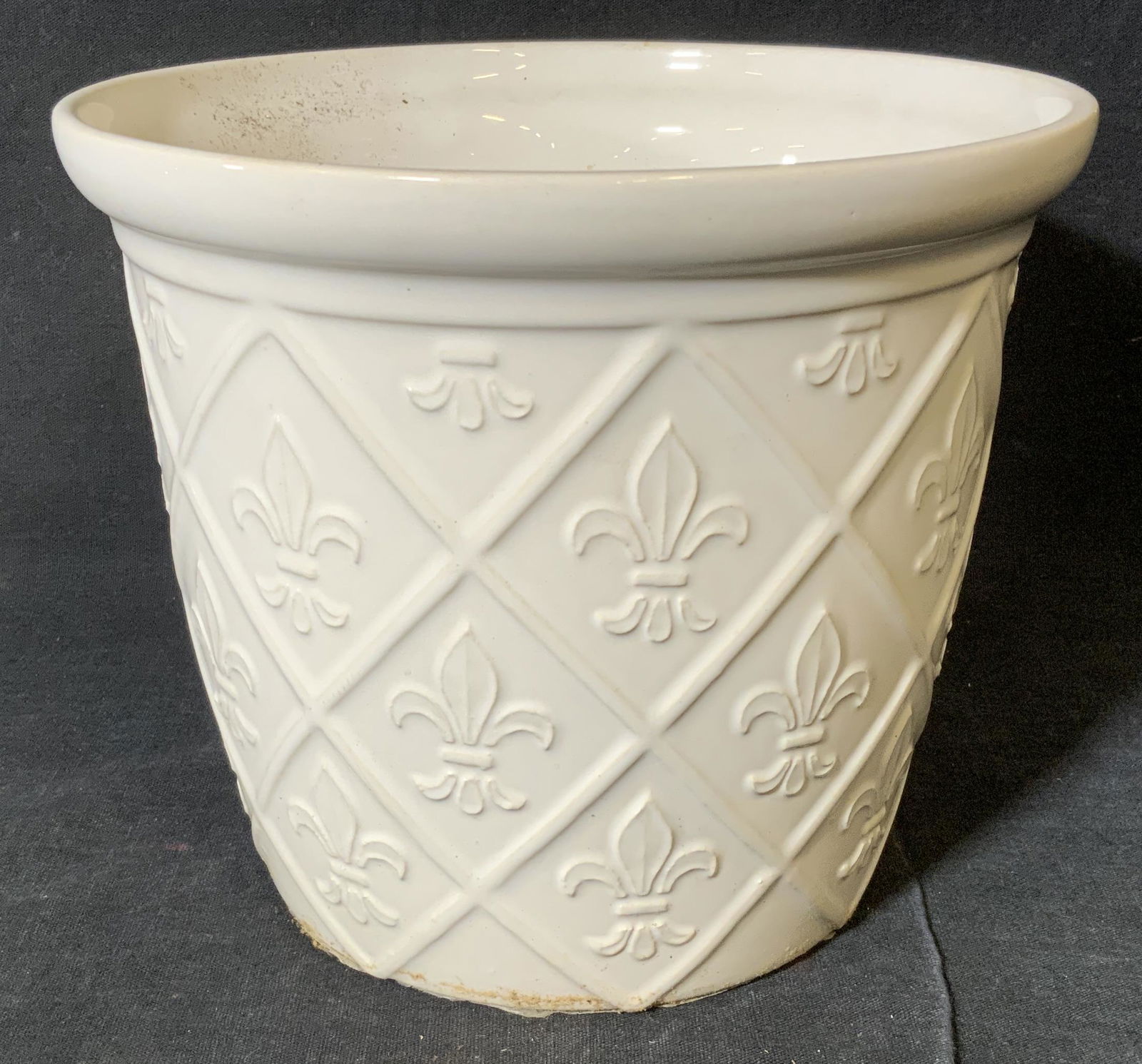Fleur Di Lis White Ceramic Planter (1 of 5)
