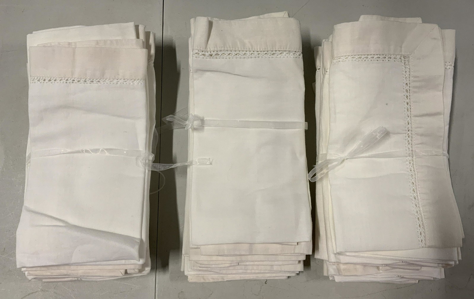 Lot 29 Cloth Napkins: Lot 29 Cloth Napkins, no apparent inscriptions or marks, all measure 20 7/8 x 21 1/2 inches, loose threads and stains to some pieces, Cloth napkins, napkins, textiles, fabrics, cloth, tableware, home 