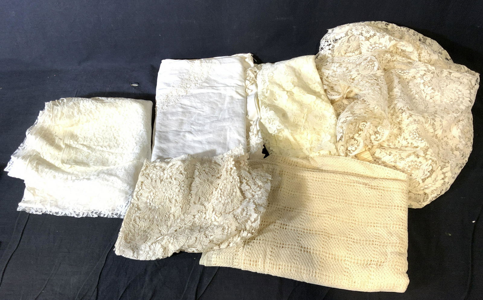 Lot 6 Vintage Tat Lace Table Covers & More (1 of 8)