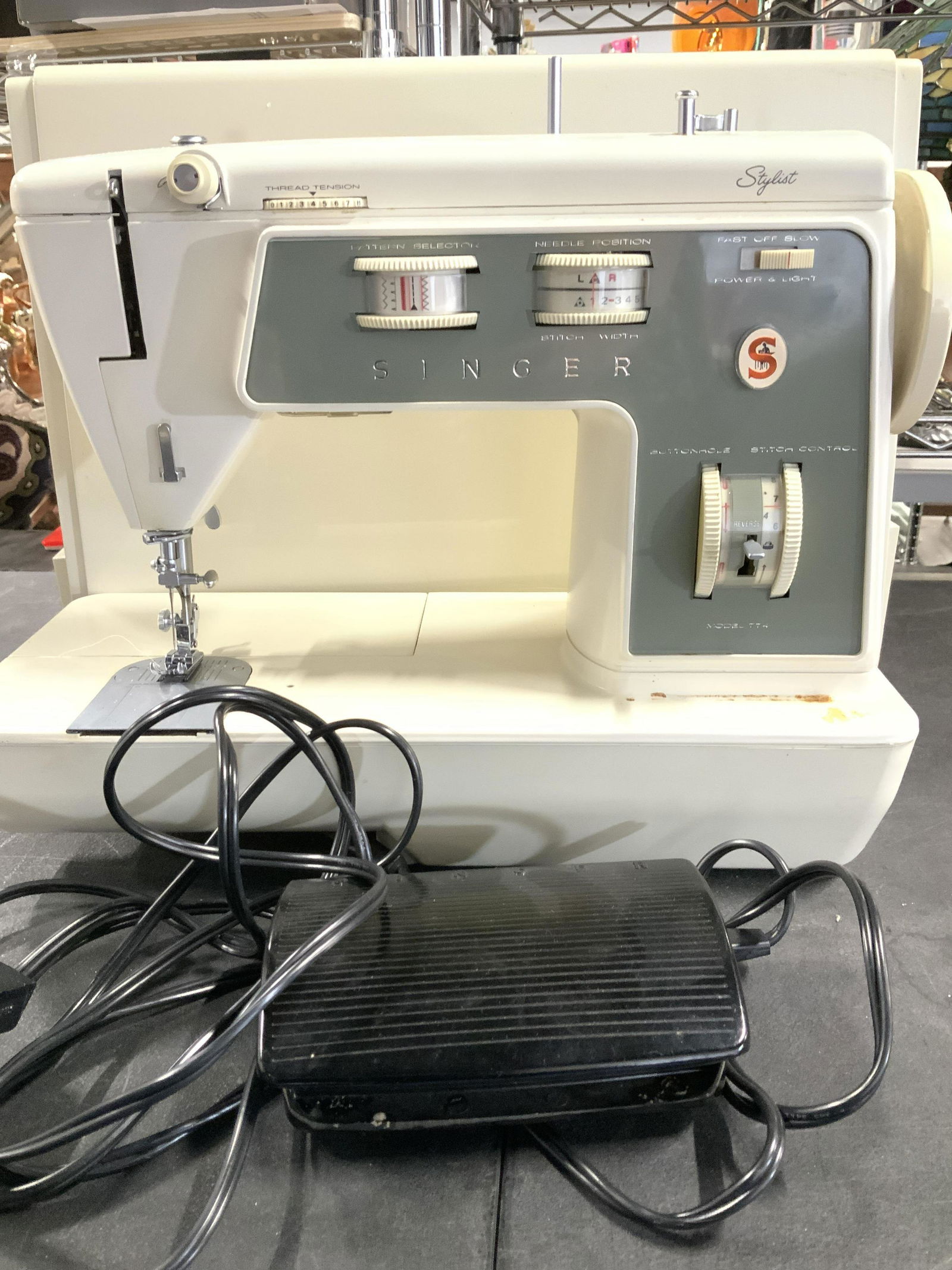 Collectible SINGER 774 Sewing Machine in Case (1 of 16)