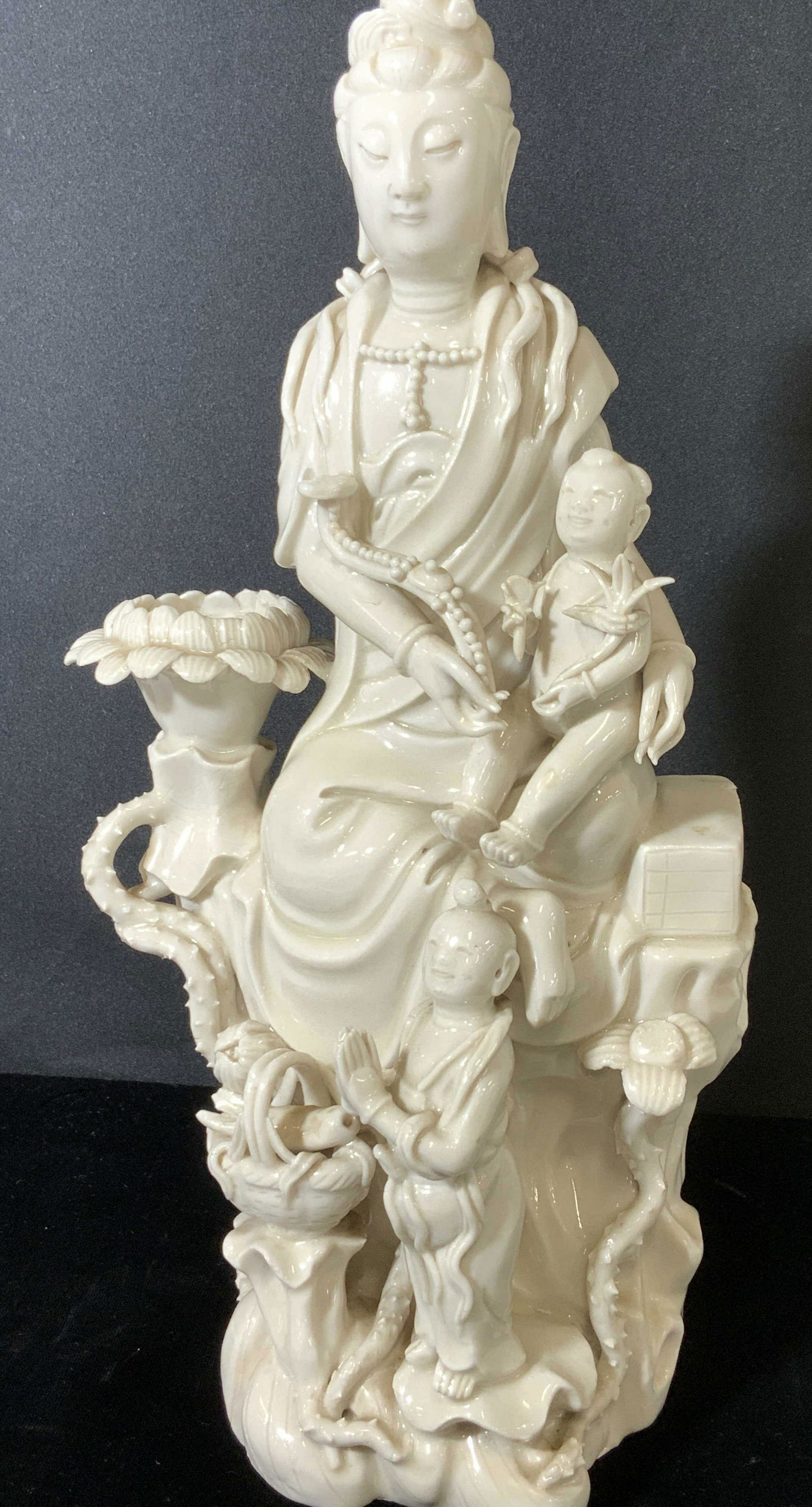 SIGNED ASIAN Güa Yin Blanc De chine Porcelain (1 of 9)