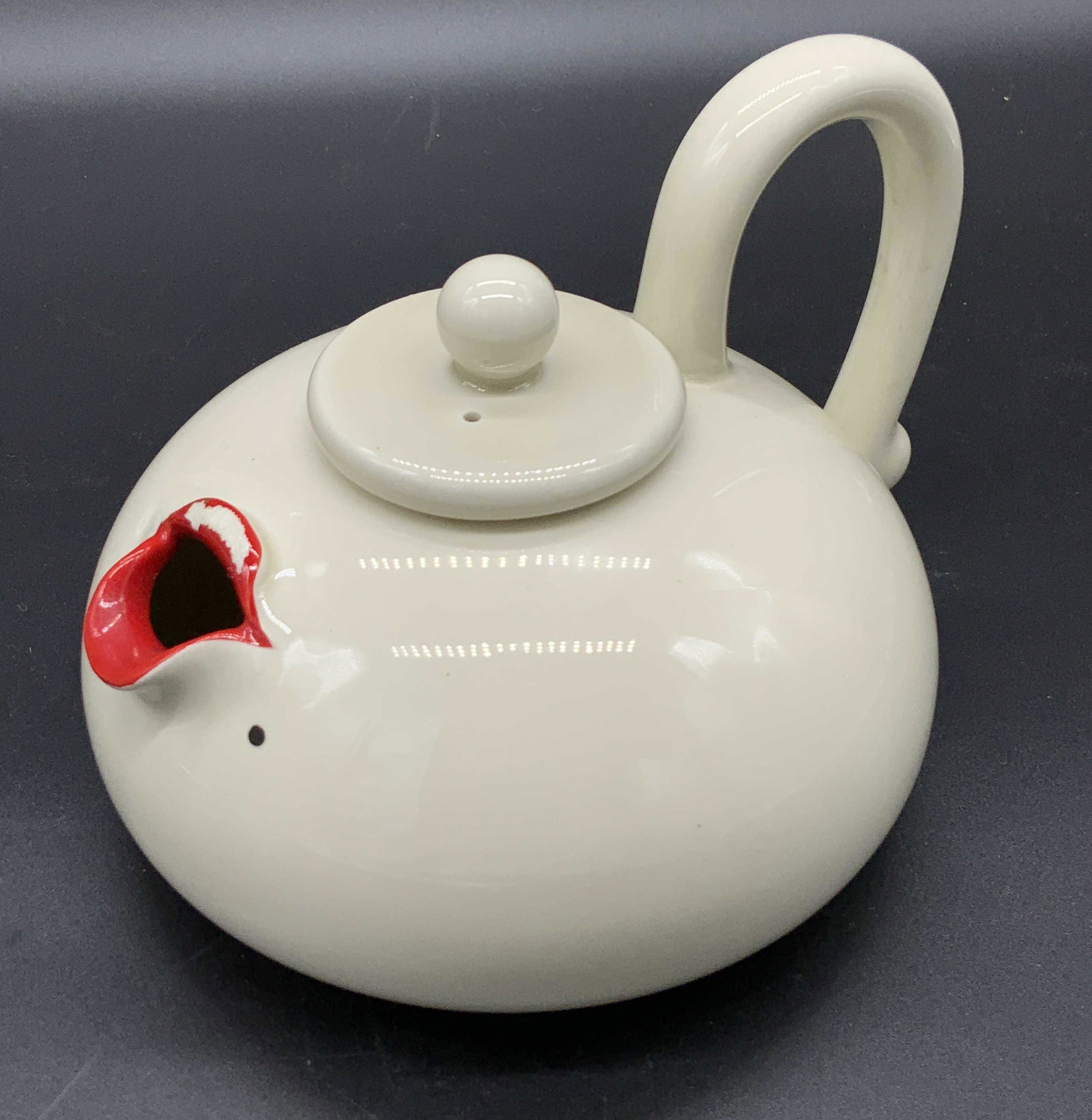 Vntg FRITZ & FLOYD Lip Service Porcelain Teapot: A vintage white porcelain lidded teapot with painted red lips & beauty mark. The lips are raised so they appear to be puckering for a kiss. The underside is signed FRITZ & FLOYD, FF. Piece has a stick