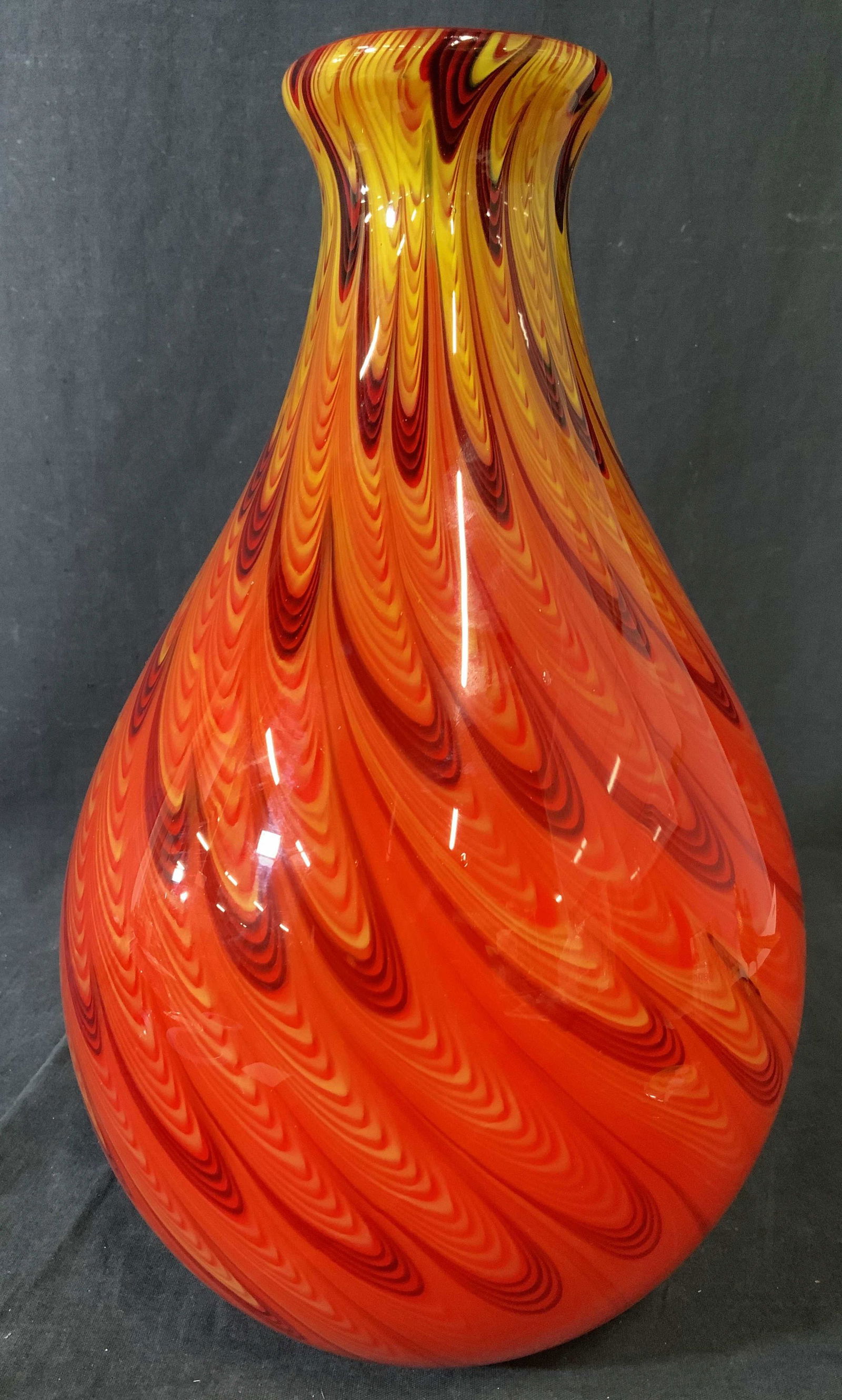 DYNASTY GALLERY Art Glass Vase (1 of 10)
