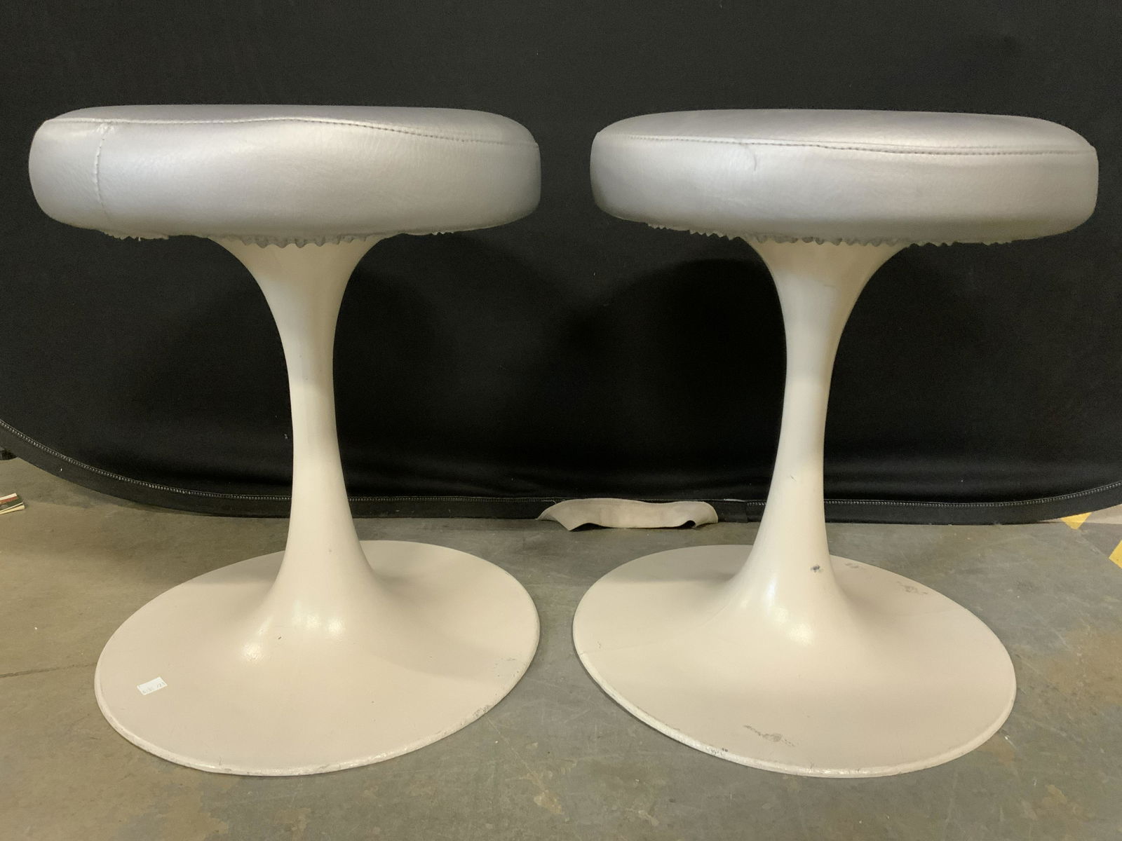Lot 2 MCM Saarinen CRE ROSSI BREVETE Tulip Stools (1 of 10)