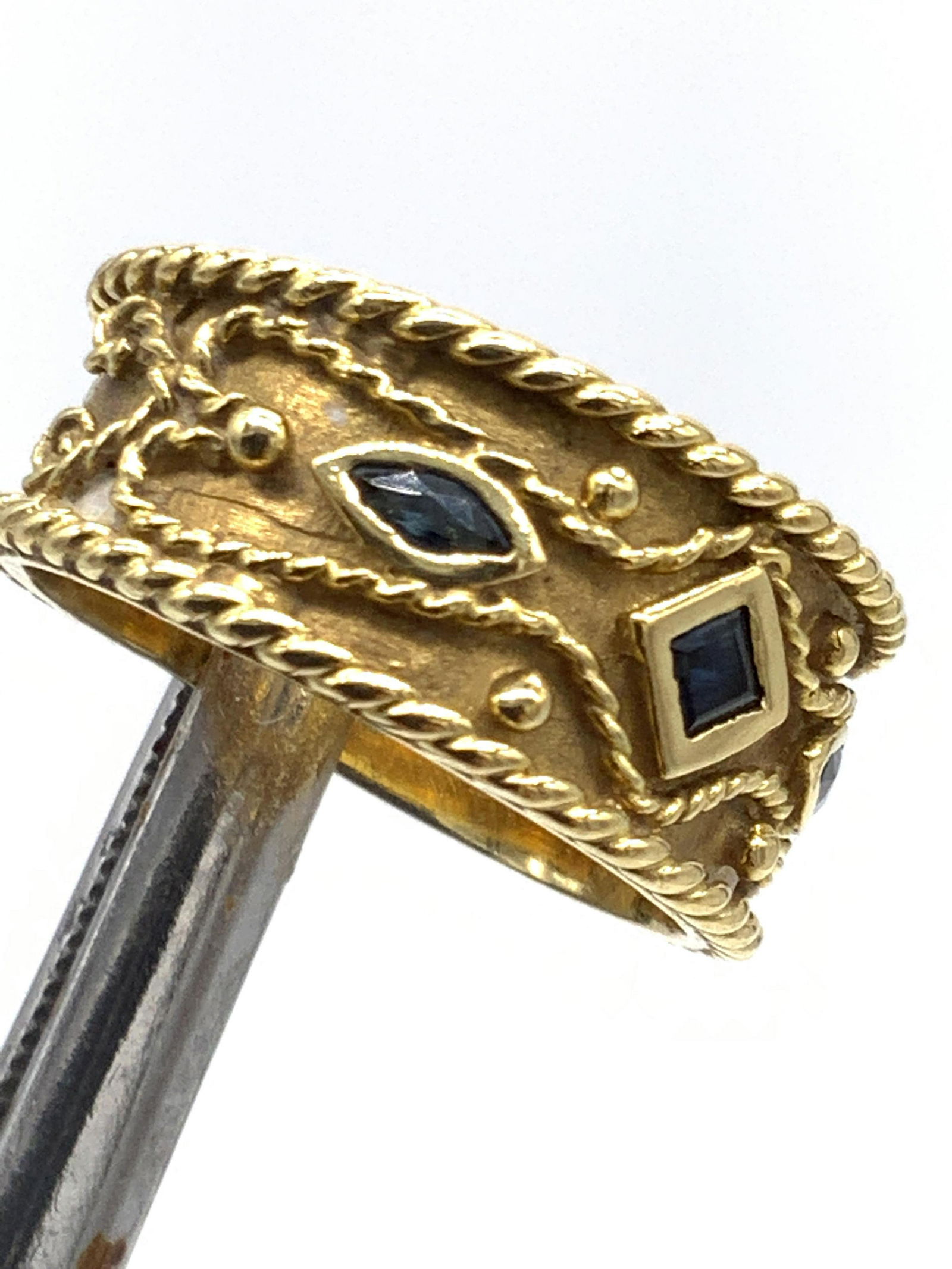 Vintage 18K Gold Blue Spinel Gemstone Ring (1 of 18)