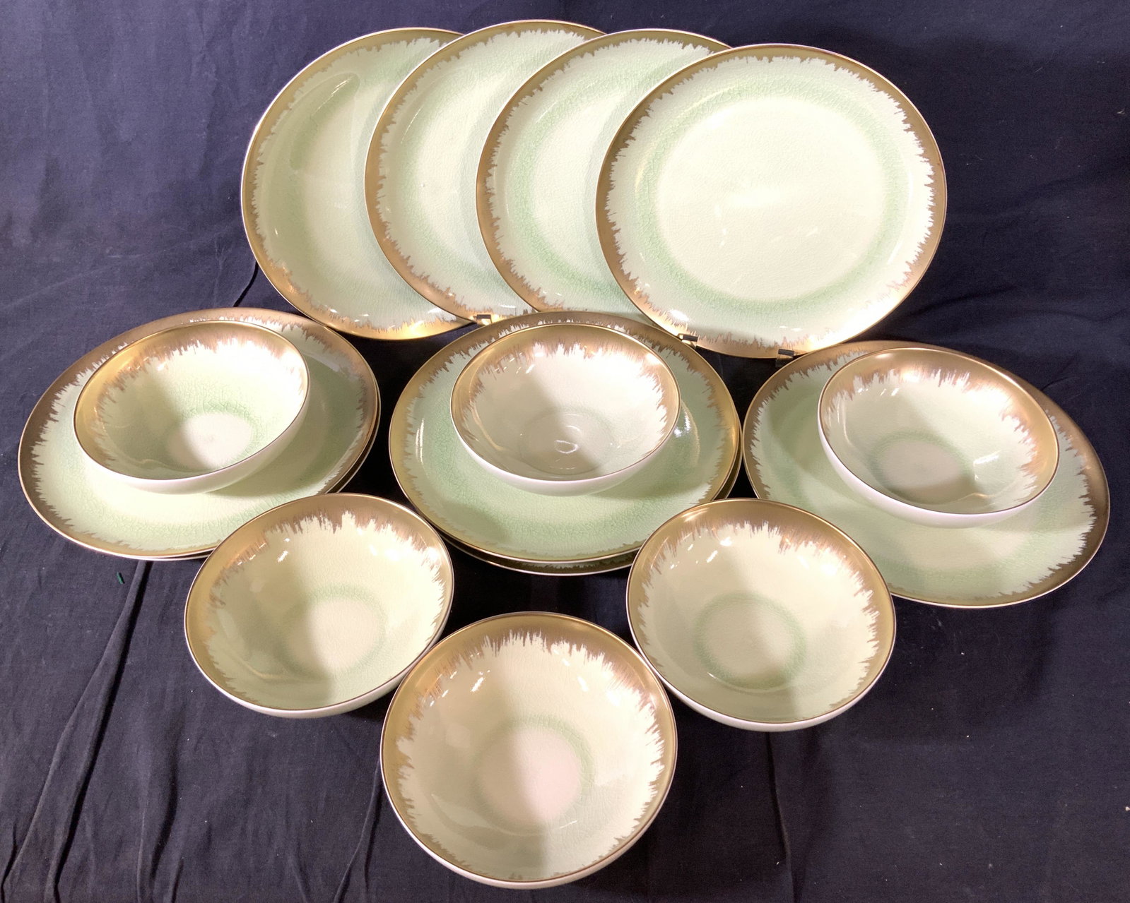 Set15 Kim SEYBERT Shakti Spearmint Gold Dinnerware: 9 New DINNER Plates, Label still on dishes, never used. Hand crafted in Portugal and signed on verso. These luxury Shatki PLATES measure 10.5 in. SPEARMINT Color with GOLD toned brush stroke rim. purp